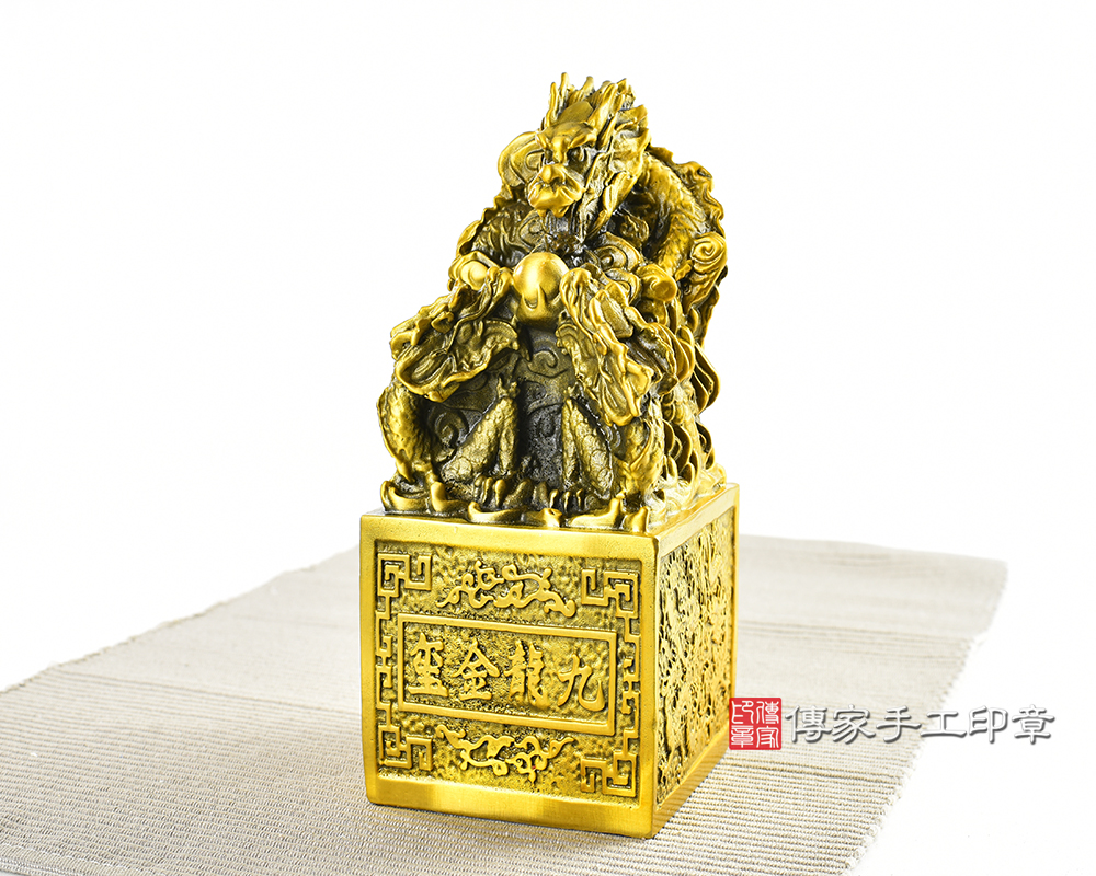 黃銅礦精雕金龍廟章:廟章、神明印章、大印章 (尺寸8.5x8.3x高21公分) 黃銅礦精雕金龍廟章:廟章、神明印章、大印章 (尺寸8.5x8.3x高21公分)