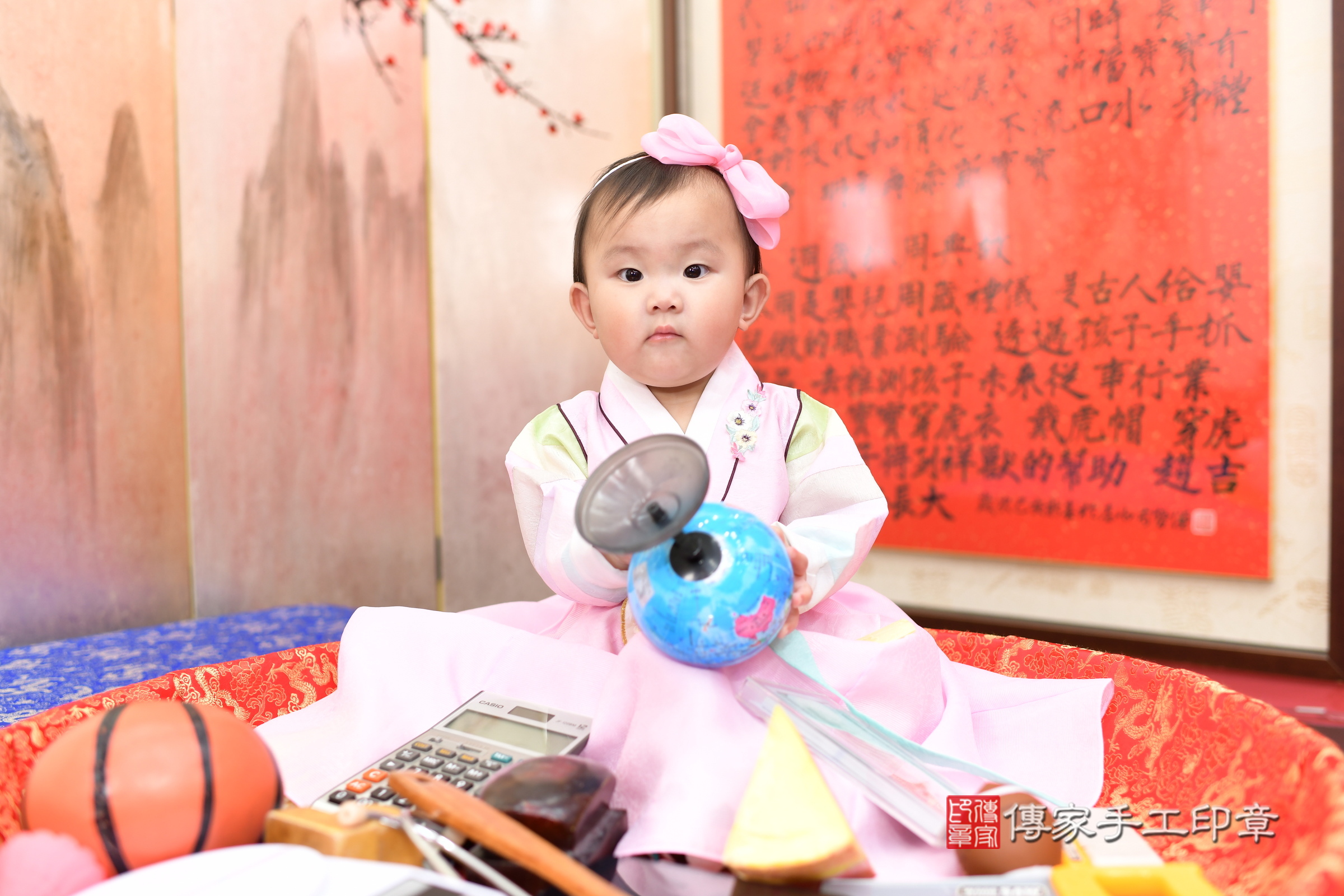 新北市永和區玥玥寶寶抓周推薦：傳家新北店抓周度脺中國風會場，嬰兒古禮抓周流程儀式吉祥話、抓周道具物品24種、拍照。抓周證書。2025.3.4，照片4