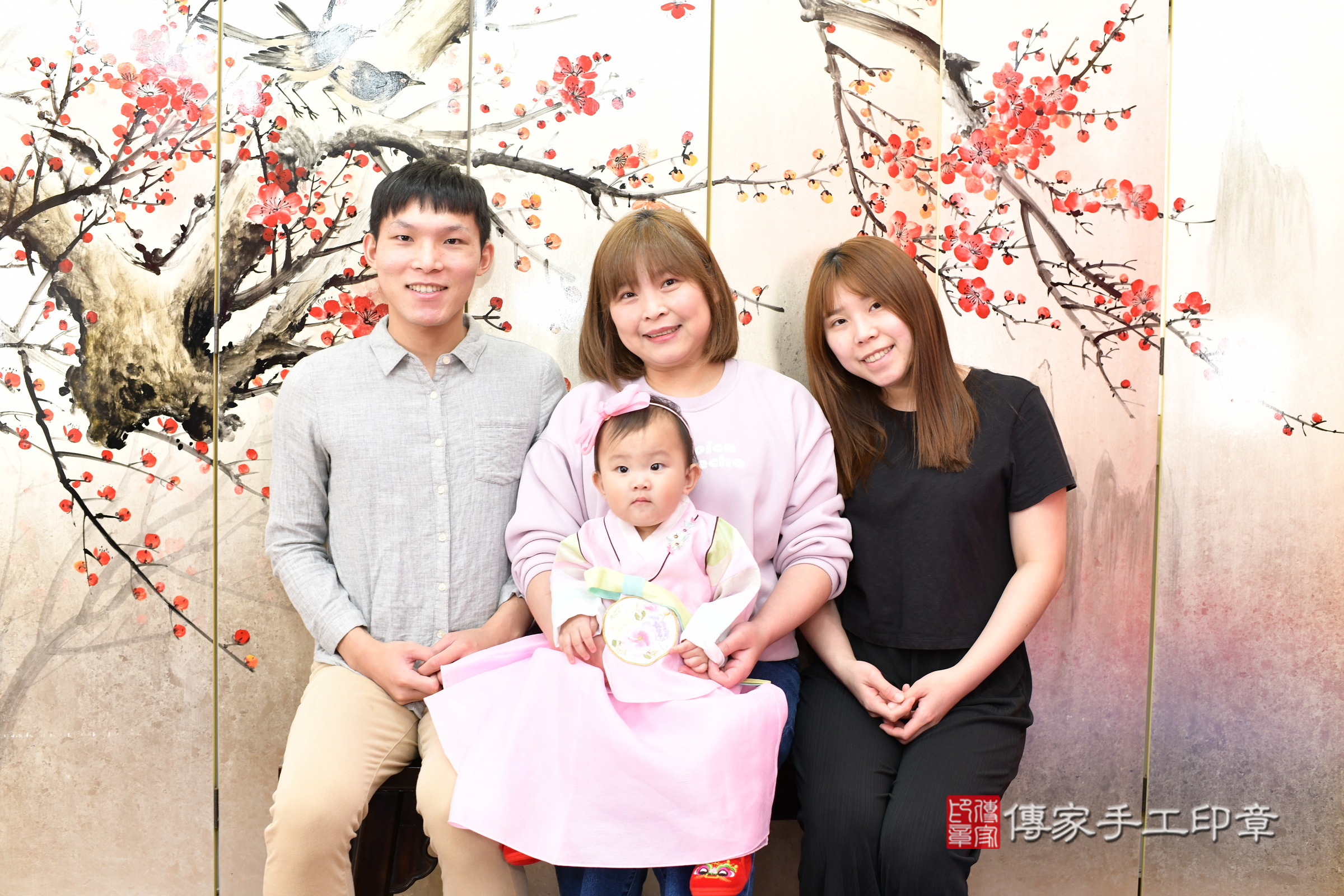 新北市永和區玥玥寶寶抓周推薦：傳家新北店抓周度脺中國風會場，嬰兒古禮抓周流程儀式吉祥話、抓周道具物品24種、拍照。抓周證書。2025.3.4，照片10