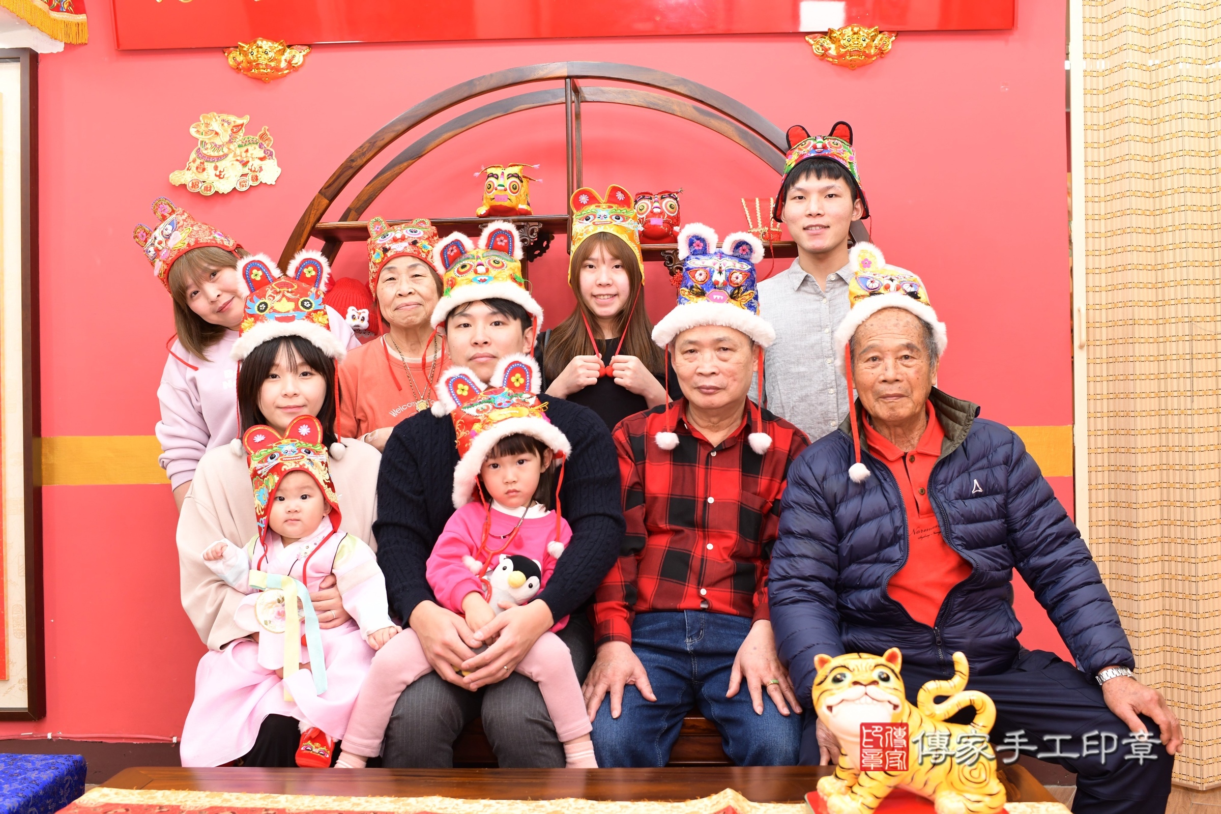 新北市永和區玥玥寶寶抓周推薦：傳家新北店抓周度脺中國風會場，嬰兒古禮抓周流程儀式吉祥話、抓周道具物品24種、拍照。抓周證書。2025.3.4，照片5