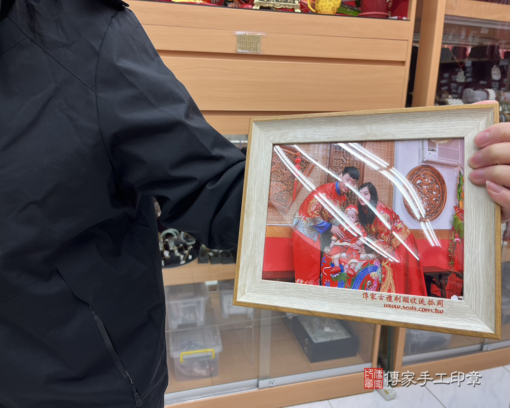 桃園市平鎮區小奕寶貝抓周推薦：傳家桃園店抓周度脺中國風會場，嬰兒古禮抓周流程儀式吉祥話、抓周道具物品24種、拍照。抓周證書。2025.03.10