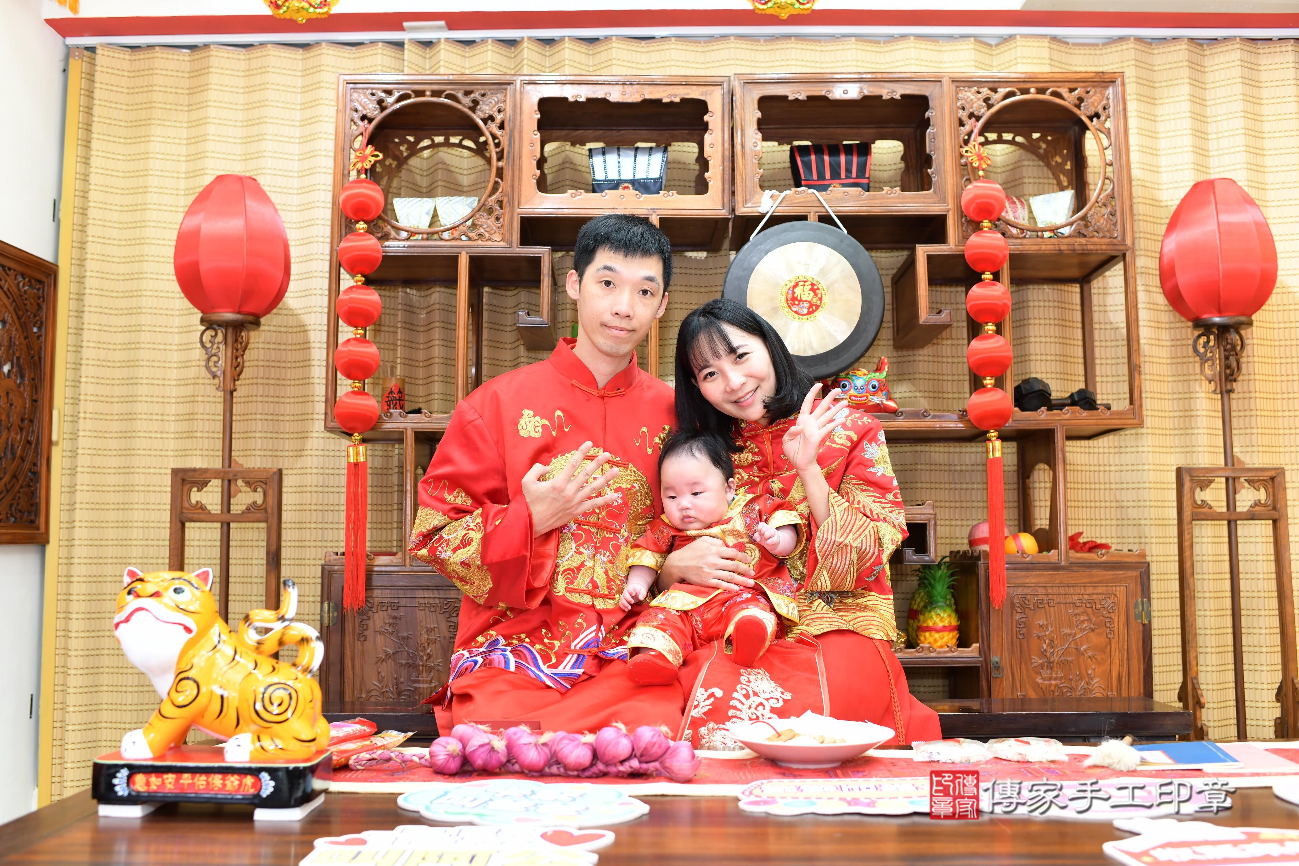 傳家手工印章台南店、抓周、度脺、中國風會場、傳家嬰兒古禮、吉祥話、抓周道具物品24種、拍照。抓周證書。寶寶抓周、滿周歲、生日快樂、祝福
