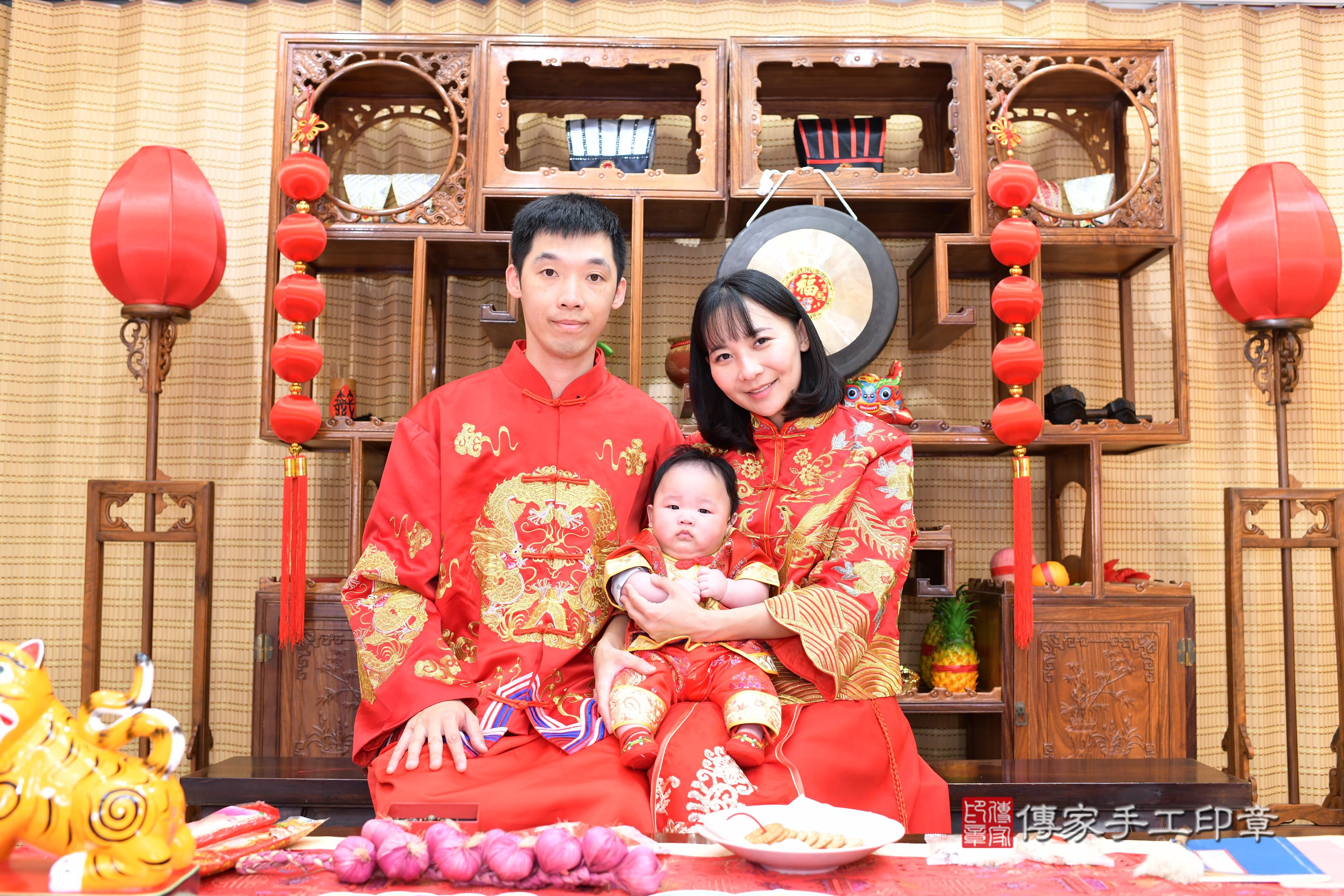 傳家手工印章台南店、抓周、度脺、中國風會場、傳家嬰兒古禮、吉祥話、抓周道具物品24種、拍照。抓周證書。寶寶抓周、滿周歲、生日快樂、祝福