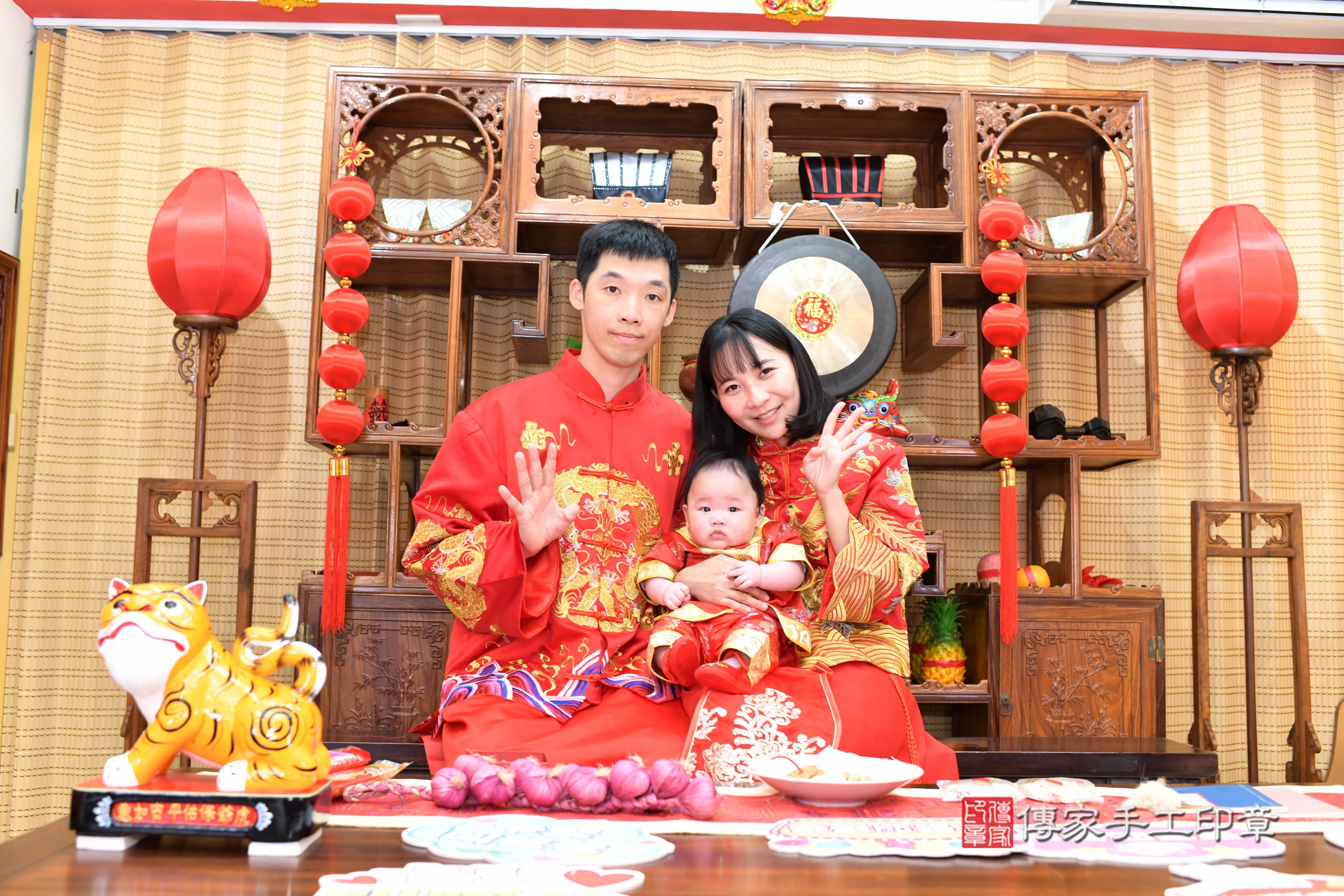 傳家手工印章台南店、抓周、度脺、中國風會場、傳家嬰兒古禮、吉祥話、抓周道具物品24種、拍照。抓周證書。寶寶抓周、滿周歲、生日快樂、祝福