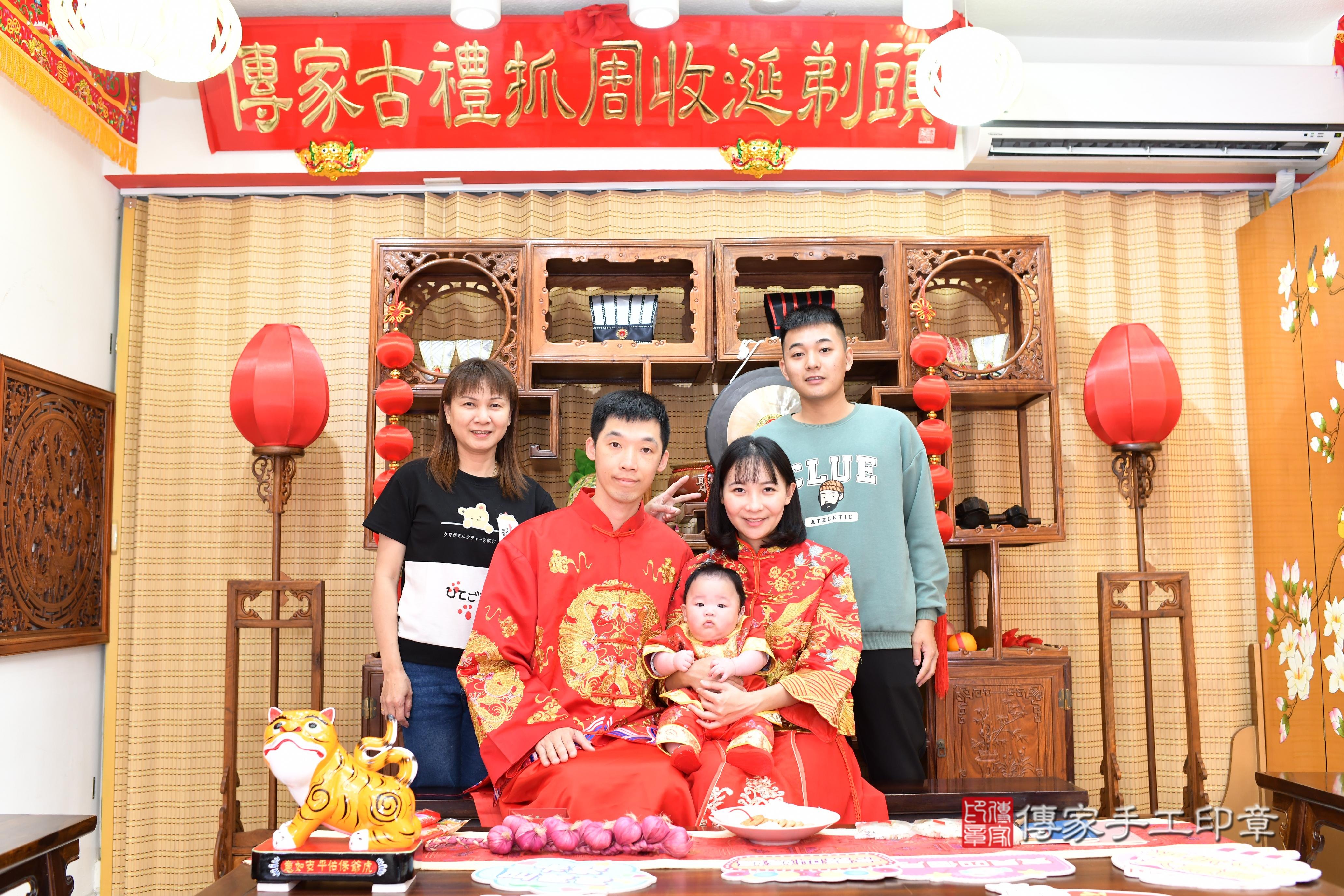 傳家手工印章台南店、抓周、度脺、中國風會場、傳家嬰兒古禮、吉祥話、抓周道具物品24種、拍照。抓周證書。寶寶抓周、滿周歲、生日快樂、祝福