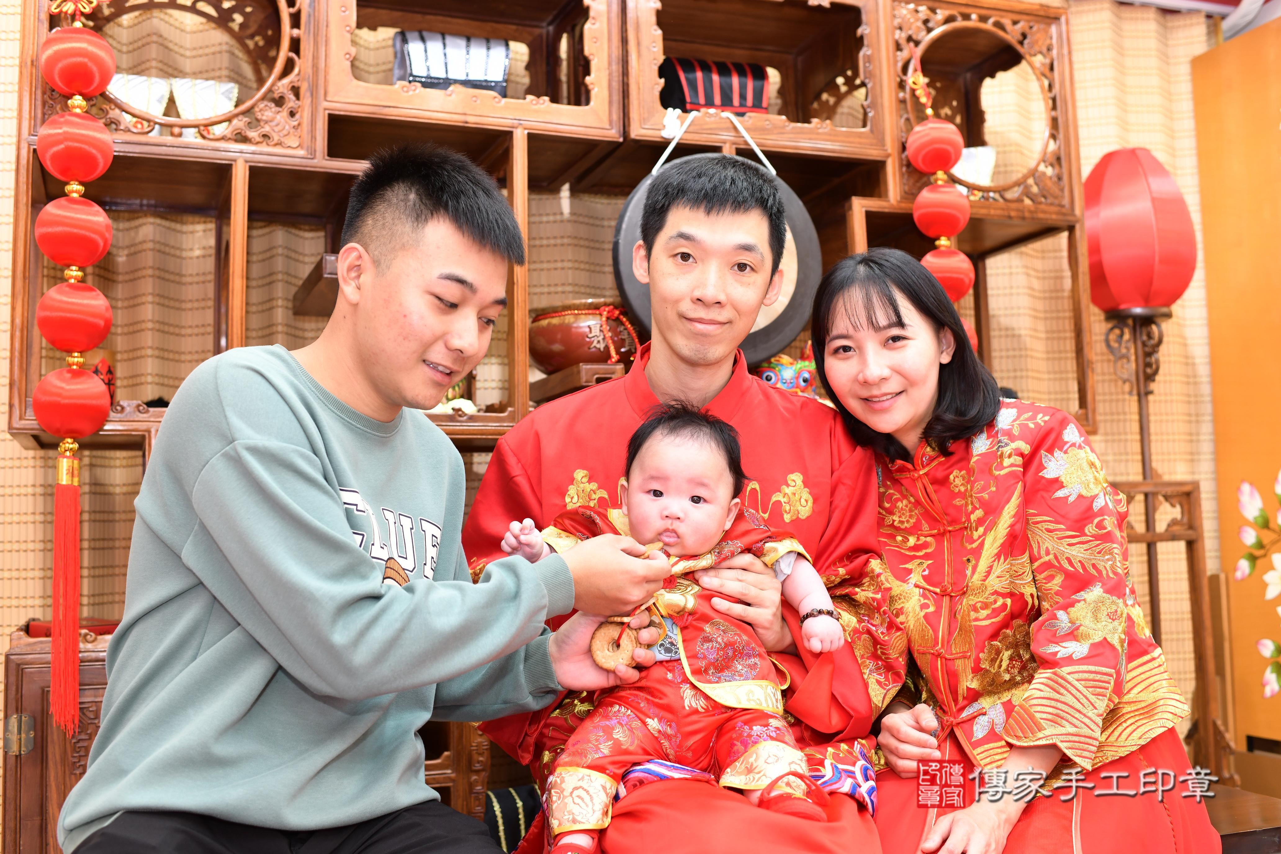 傳家手工印章台南店、抓周、度脺、中國風會場、傳家嬰兒古禮、吉祥話、抓周道具物品24種、拍照。抓周證書。寶寶抓周、滿周歲、生日快樂、祝福