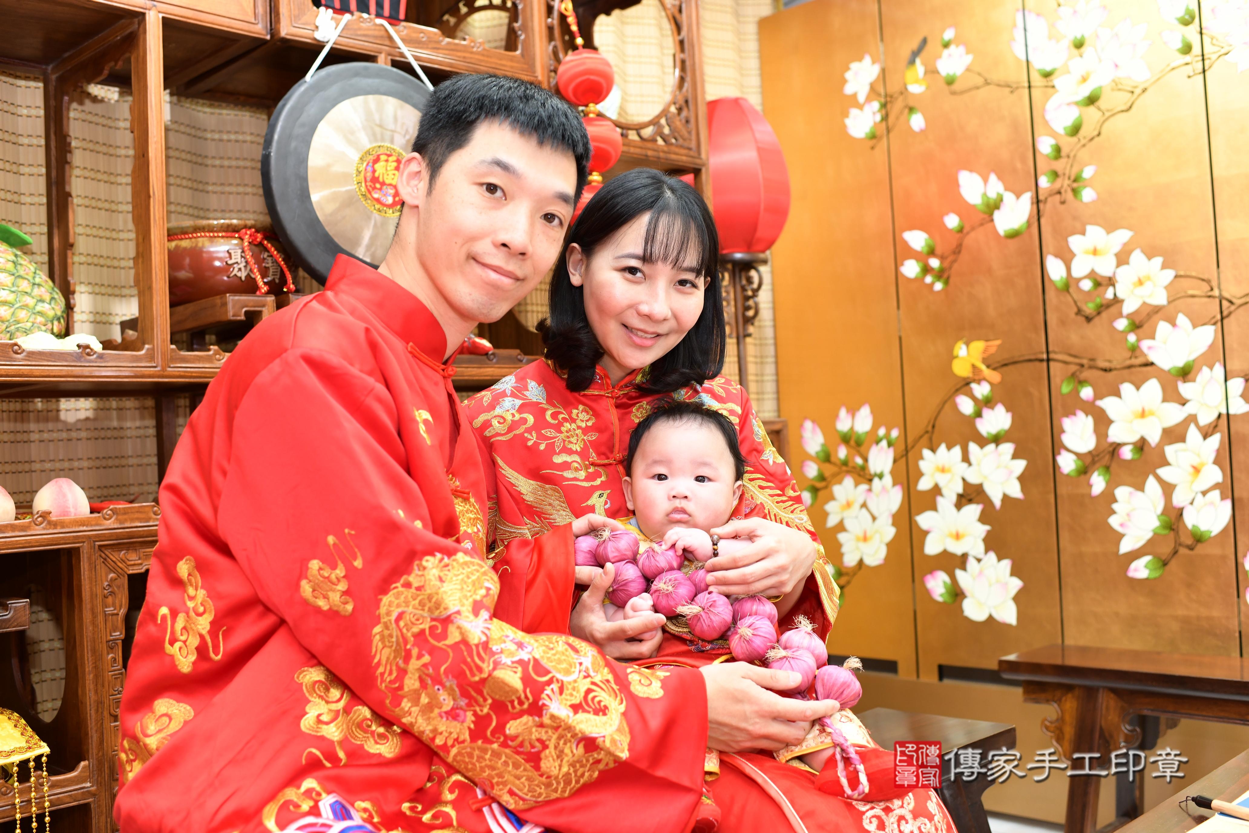 傳家手工印章台南店、抓周、度脺、中國風會場、傳家嬰兒古禮、吉祥話、抓周道具物品24種、拍照。抓周證書。寶寶抓周、滿周歲、生日快樂、祝福