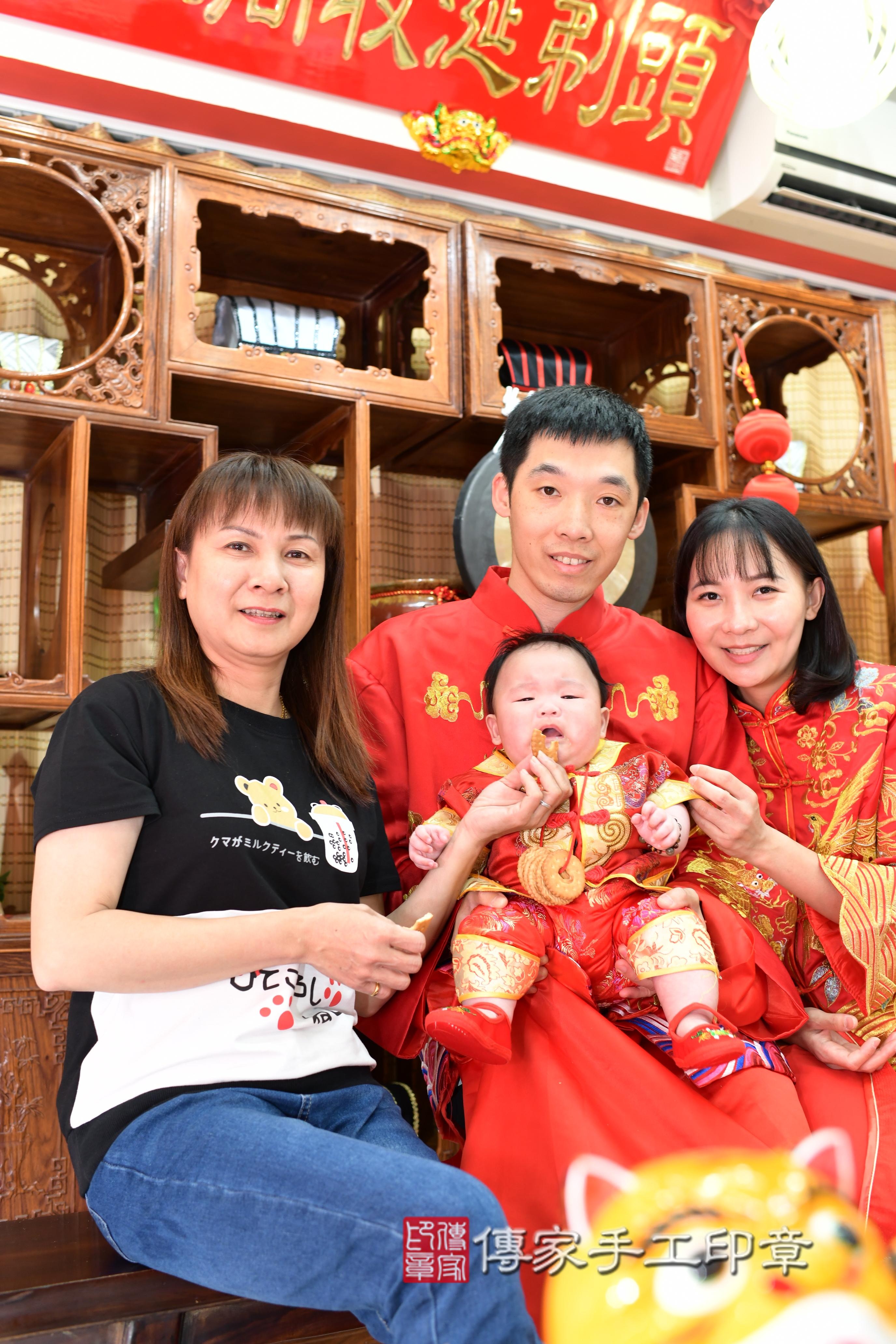 傳家手工印章台南店、抓周、度脺、中國風會場、傳家嬰兒古禮、吉祥話、抓周道具物品24種、拍照。抓周證書。寶寶抓周、滿周歲、生日快樂、祝福