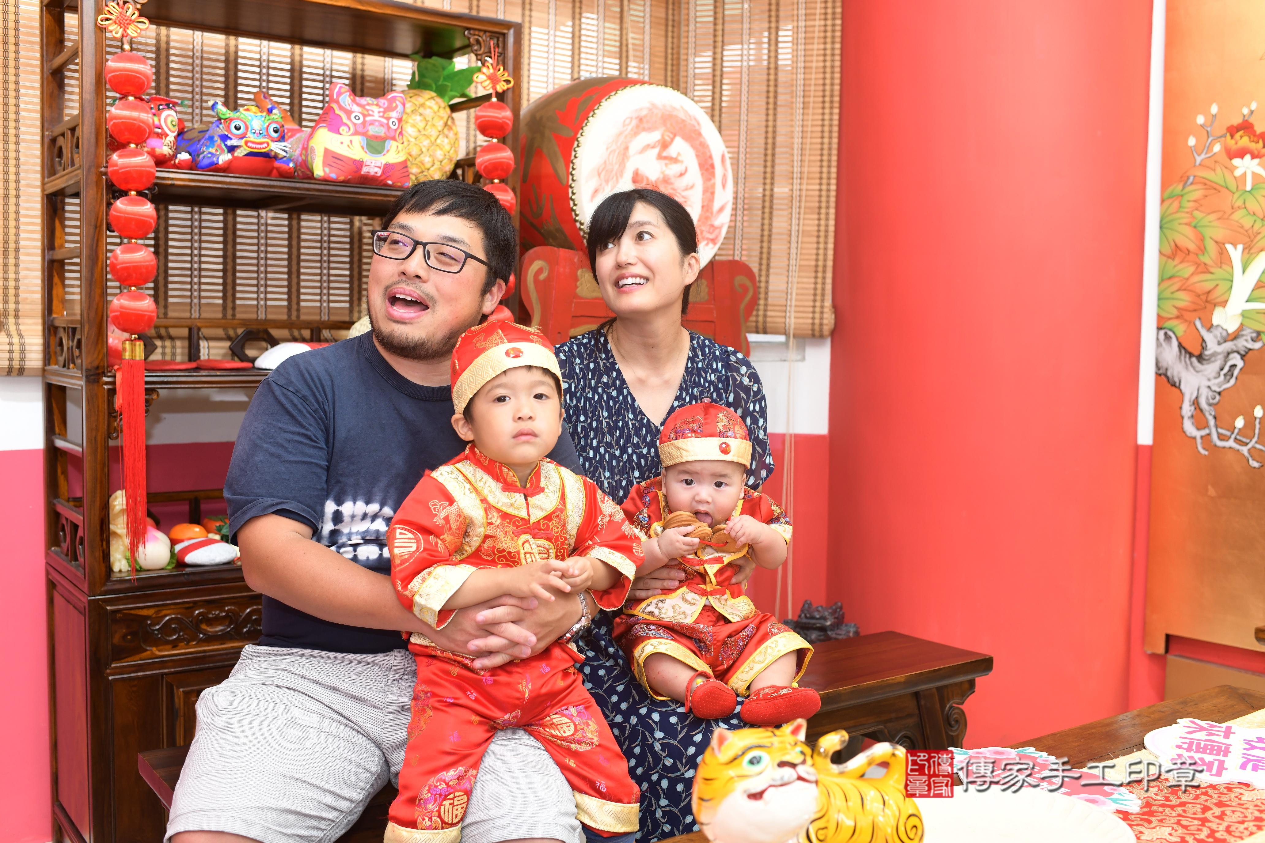 傳家手工印章高雄店、抓周、度脺、中國風會場、傳家嬰兒古禮、吉祥話、抓周道具物品24種、拍照。抓周證書。寶寶抓周、滿周歲、生日快樂、祝福