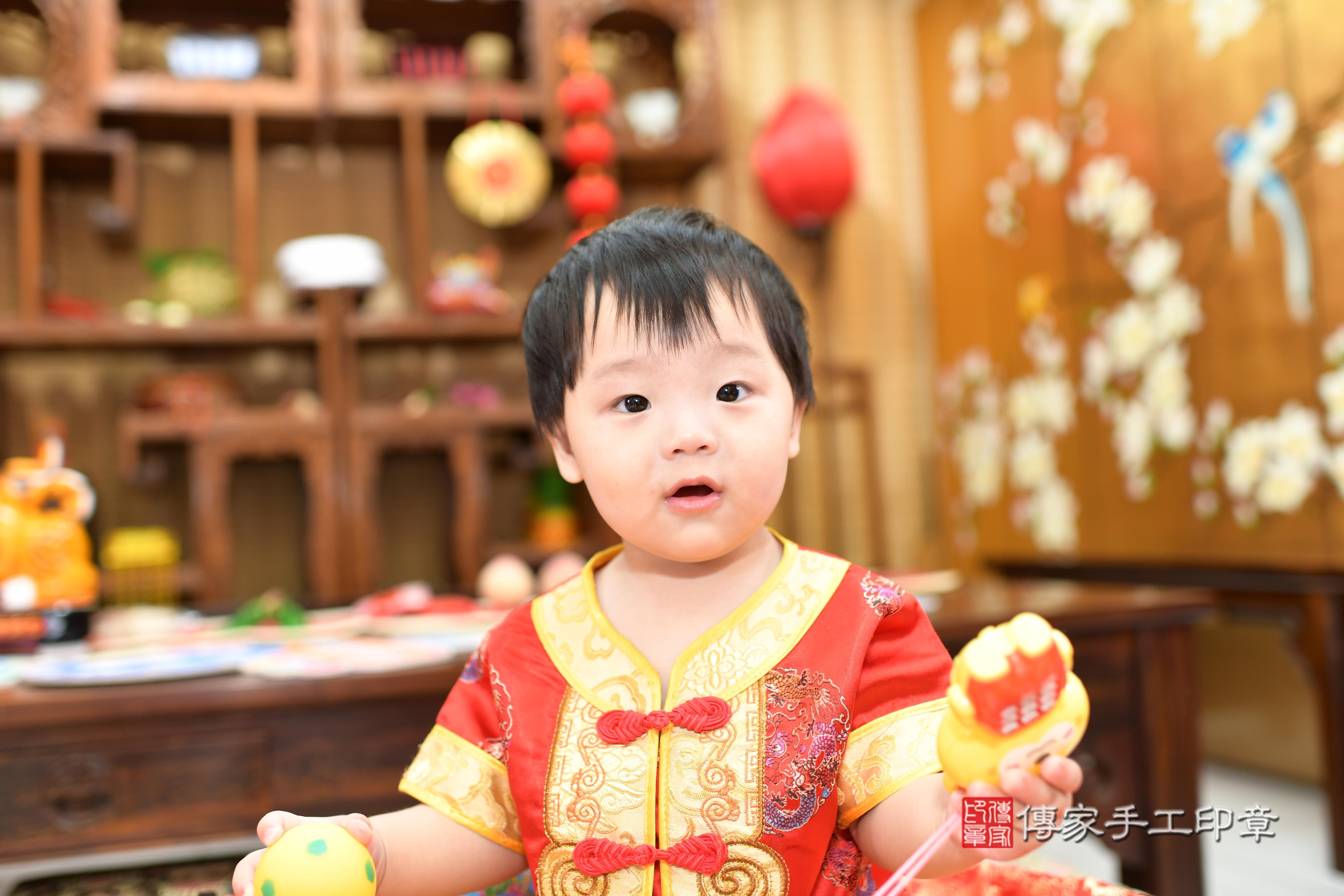 傳家手工印章台南店、抓周、度脺、中國風會場、傳家嬰兒古禮、吉祥話、抓周道具物品24種、拍照。抓周證書。寶寶抓周、滿周歲、生日快樂、祝福