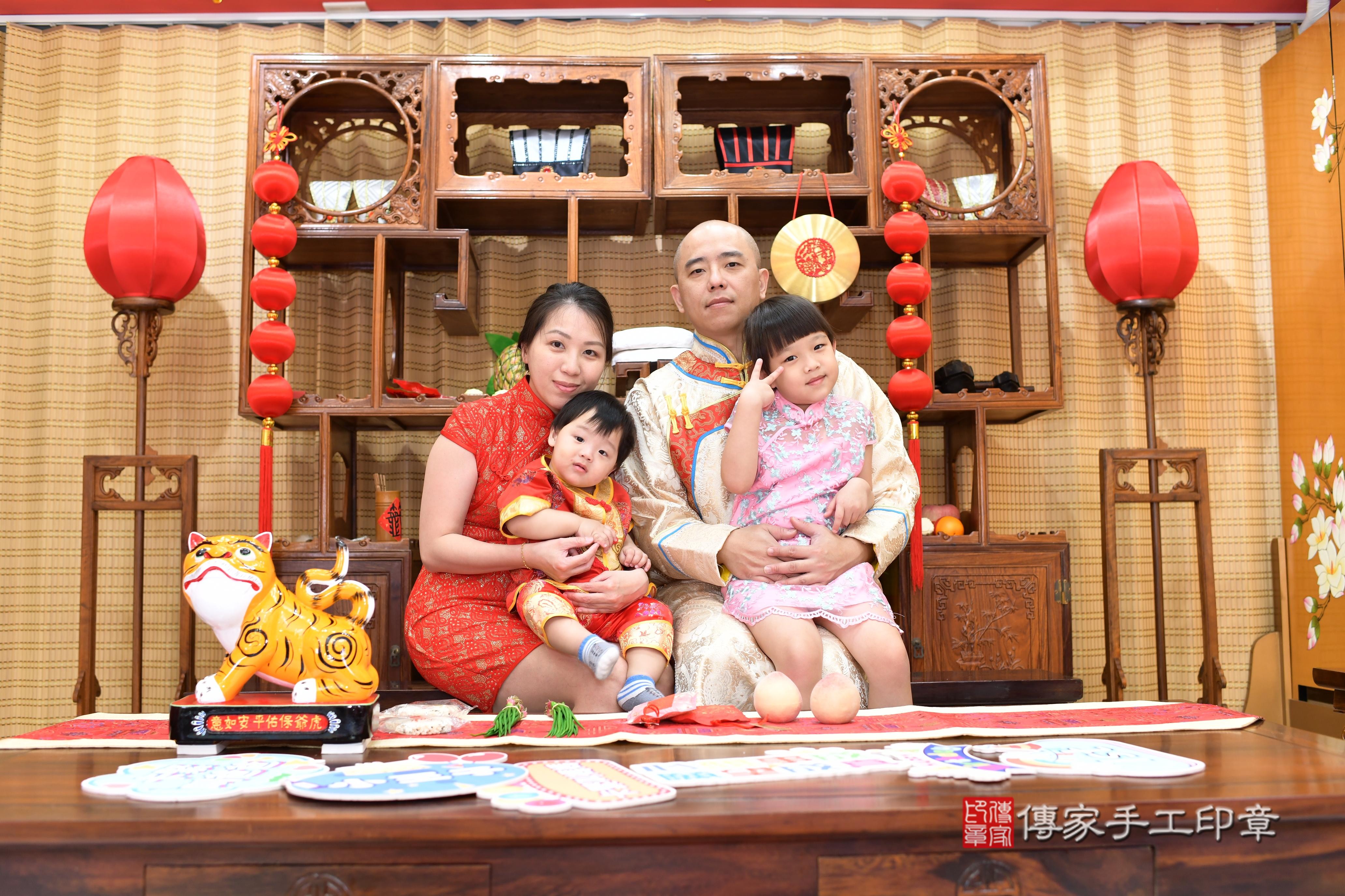 傳家手工印章台南店、抓周、度脺、中國風會場、傳家嬰兒古禮、吉祥話、抓周道具物品24種、拍照。抓周證書。寶寶抓周、滿周歲、生日快樂、祝福