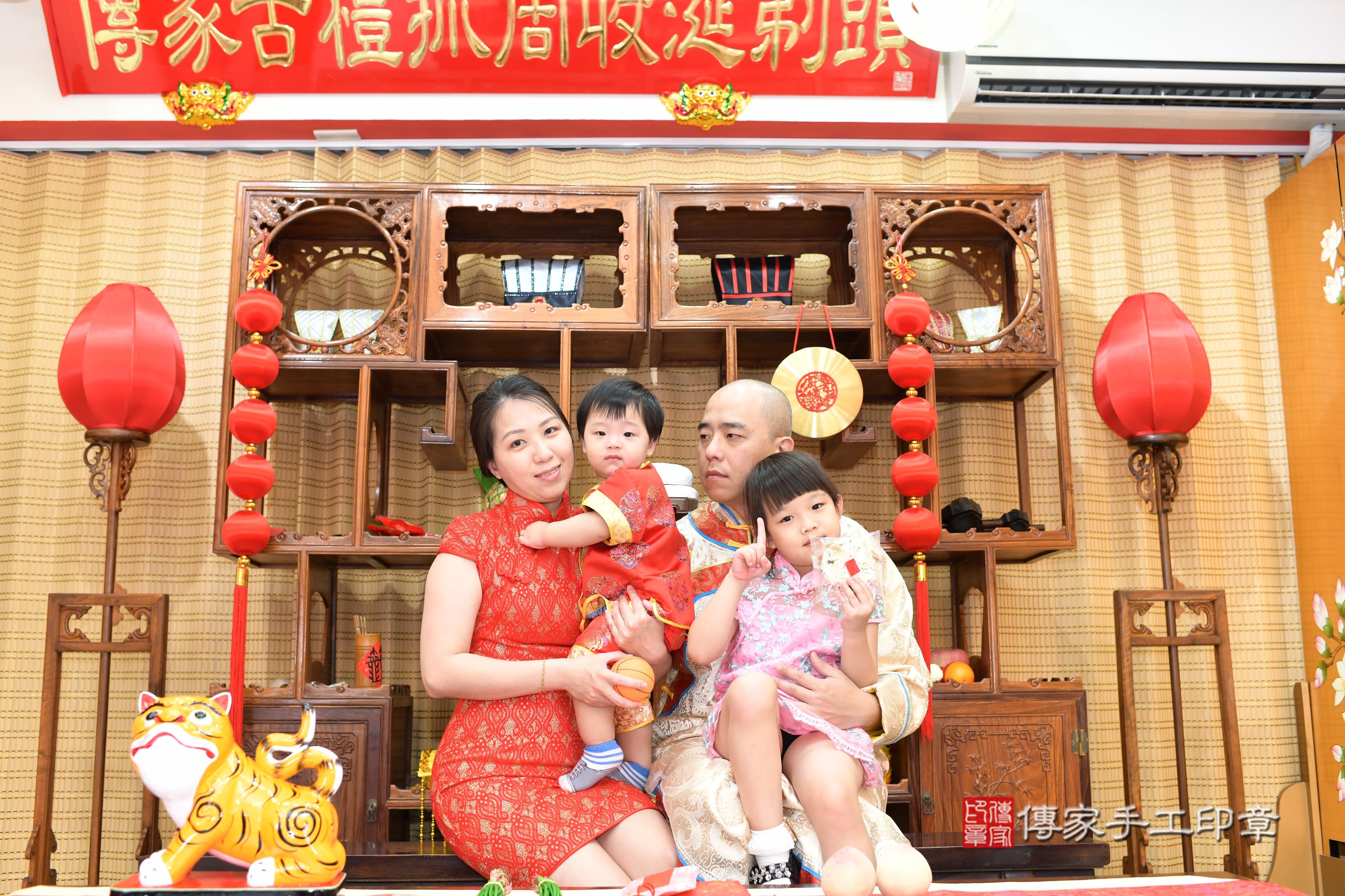 傳家手工印章台南店、抓周、度脺、中國風會場、傳家嬰兒古禮、吉祥話、抓周道具物品24種、拍照。抓周證書。寶寶抓周、滿周歲、生日快樂、祝福