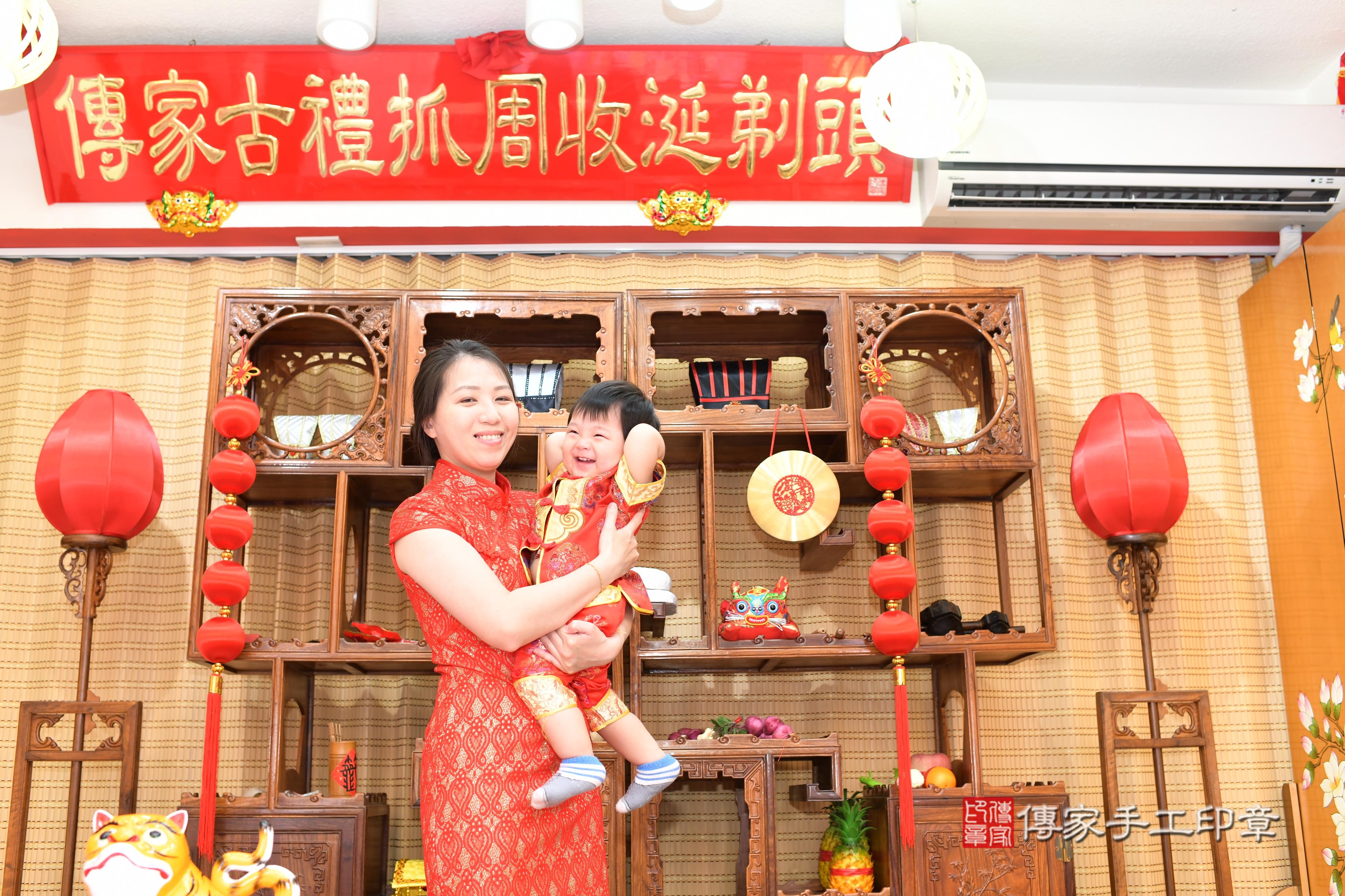 傳家手工印章台南店、抓周、度脺、中國風會場、傳家嬰兒古禮、吉祥話、抓周道具物品24種、拍照。抓周證書。寶寶抓周、滿周歲、生日快樂、祝福