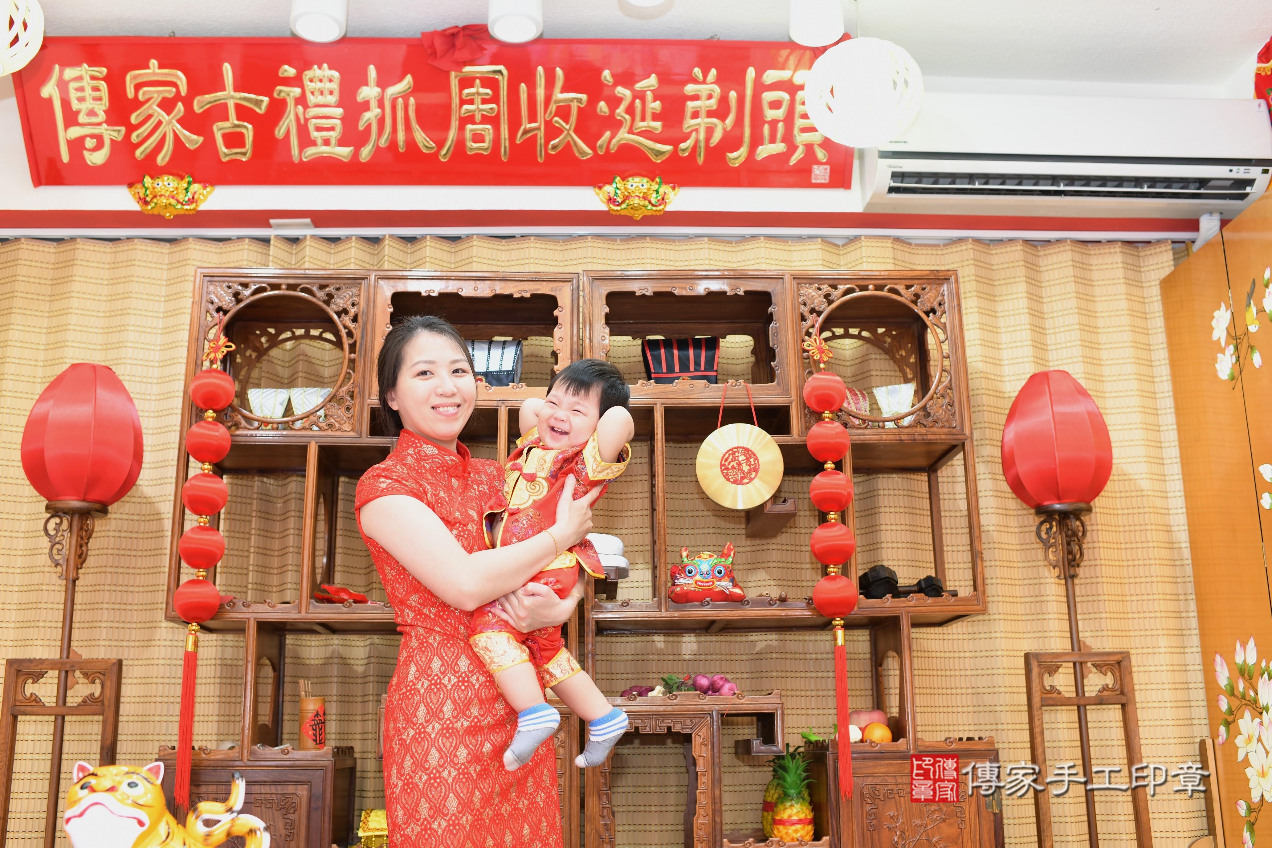 傳家手工印章台南店、抓周、度脺、中國風會場、傳家嬰兒古禮、吉祥話、抓周道具物品24種、拍照。抓周證書。寶寶抓周、滿周歲、生日快樂、祝福