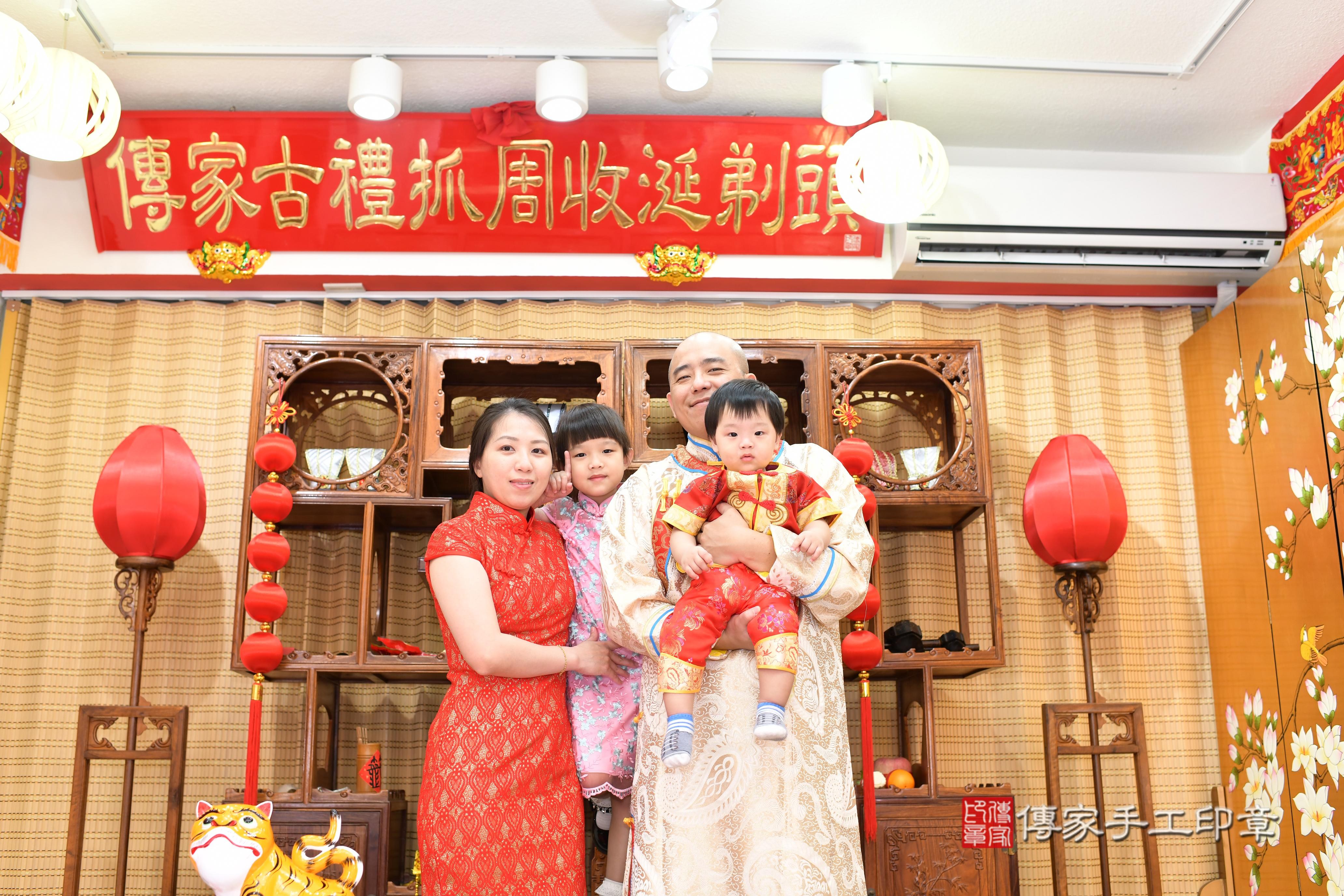 傳家手工印章台南店、抓周、度脺、中國風會場、傳家嬰兒古禮、吉祥話、抓周道具物品24種、拍照。抓周證書。寶寶抓周、滿周歲、生日快樂、祝福