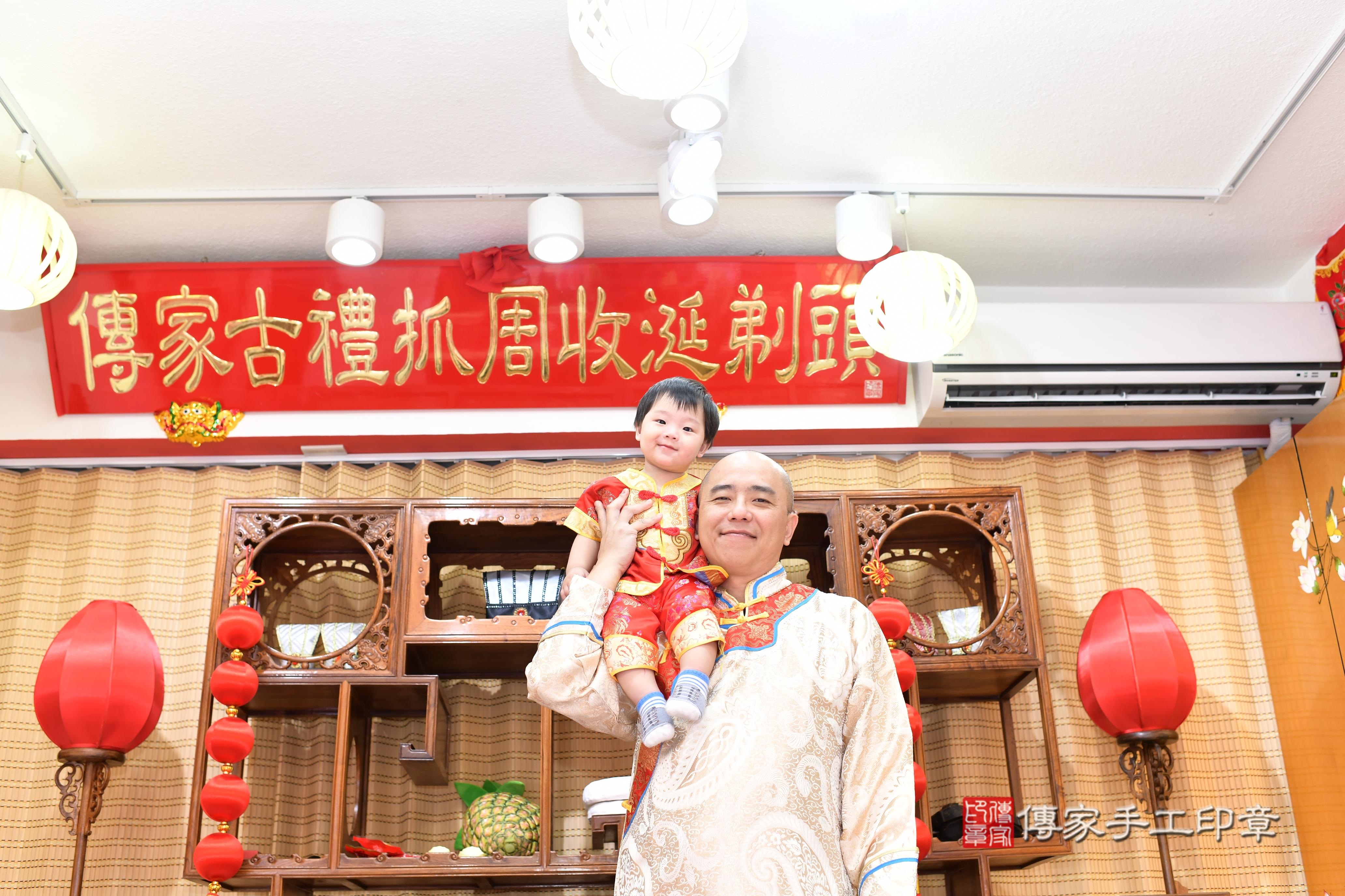 傳家手工印章台南店、抓周、度脺、中國風會場、傳家嬰兒古禮、吉祥話、抓周道具物品24種、拍照。抓周證書。寶寶抓周、滿周歲、生日快樂、祝福