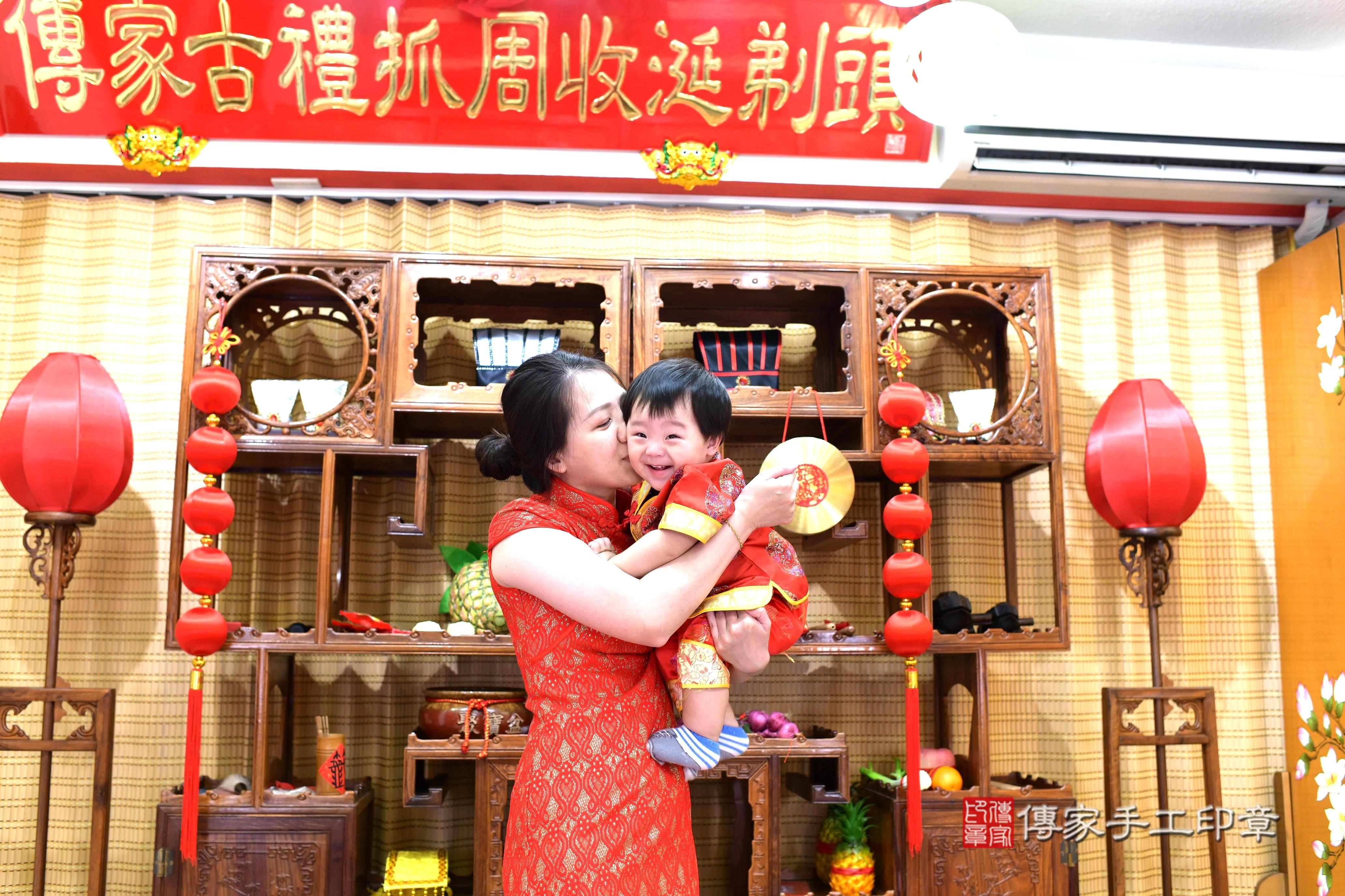 傳家手工印章台南店、抓周、度脺、中國風會場、傳家嬰兒古禮、吉祥話、抓周道具物品24種、拍照。抓周證書。寶寶抓周、滿周歲、生日快樂、祝福