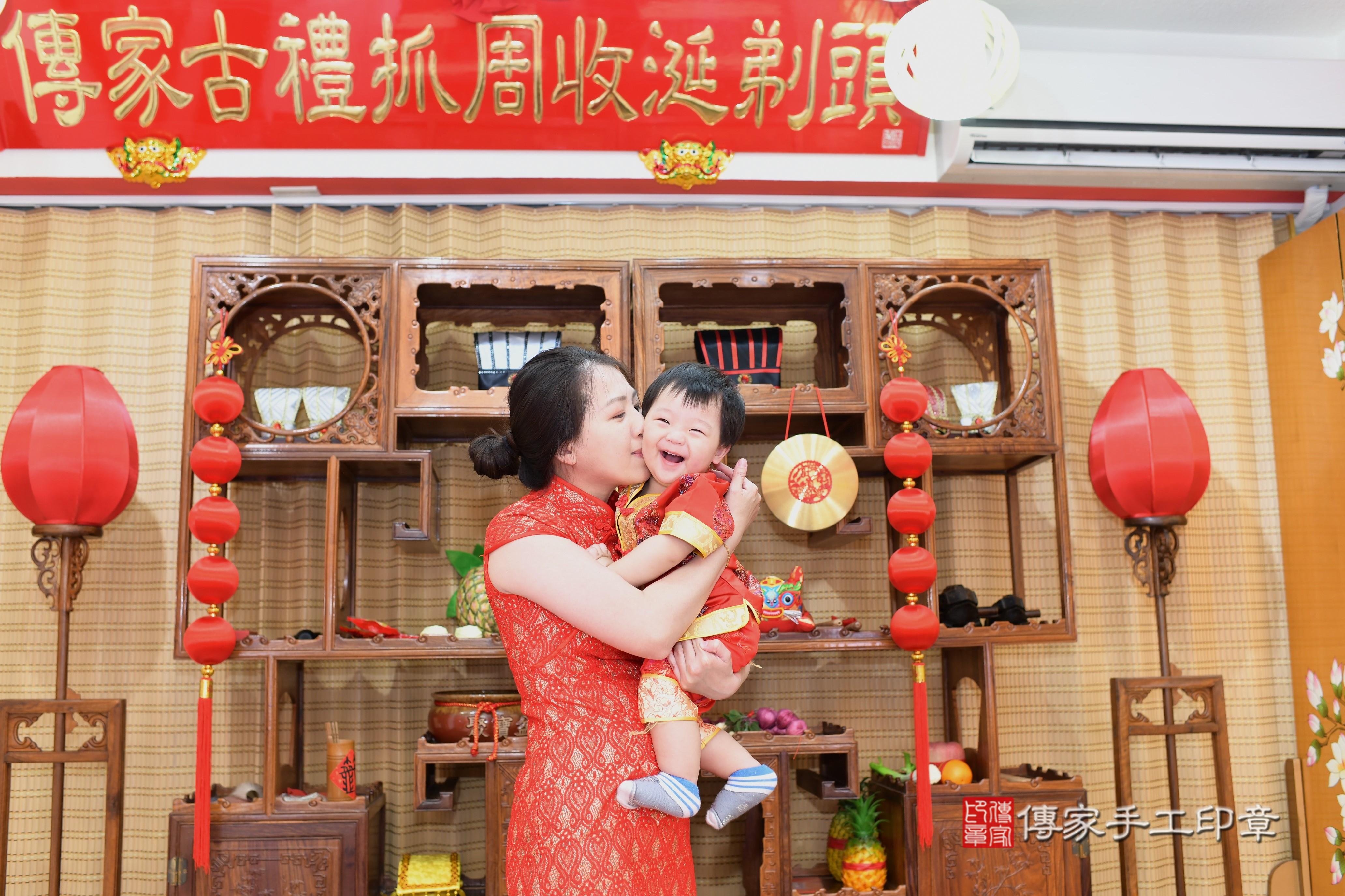 傳家手工印章台南店、抓周、度脺、中國風會場、傳家嬰兒古禮、吉祥話、抓周道具物品24種、拍照。抓周證書。寶寶抓周、滿周歲、生日快樂、祝福