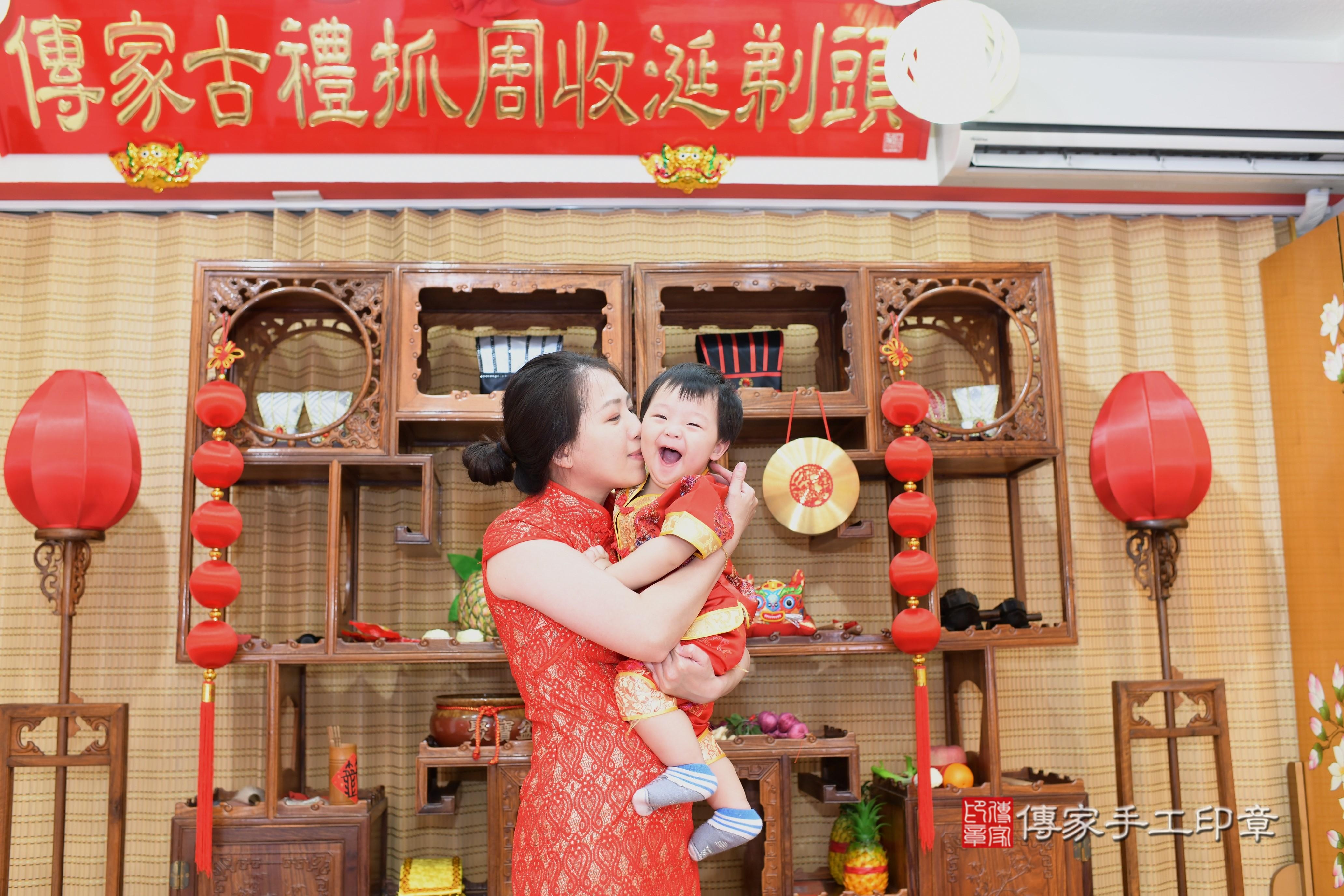 傳家手工印章台南店、抓周、度脺、中國風會場、傳家嬰兒古禮、吉祥話、抓周道具物品24種、拍照。抓周證書。寶寶抓周、滿周歲、生日快樂、祝福