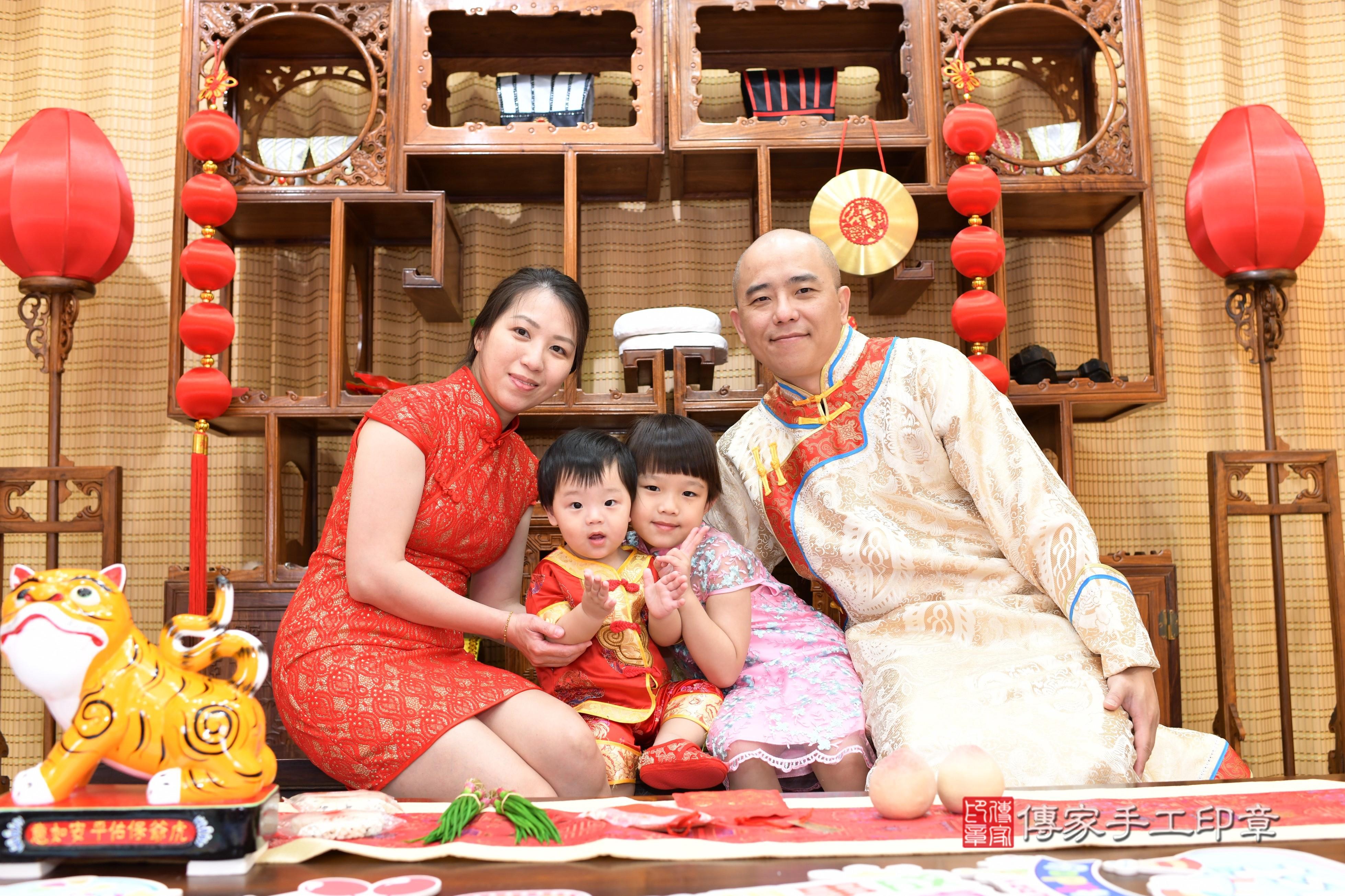 傳家手工印章台南店、抓周、度脺、中國風會場、傳家嬰兒古禮、吉祥話、抓周道具物品24種、拍照。抓周證書。寶寶抓周、滿周歲、生日快樂、祝福
