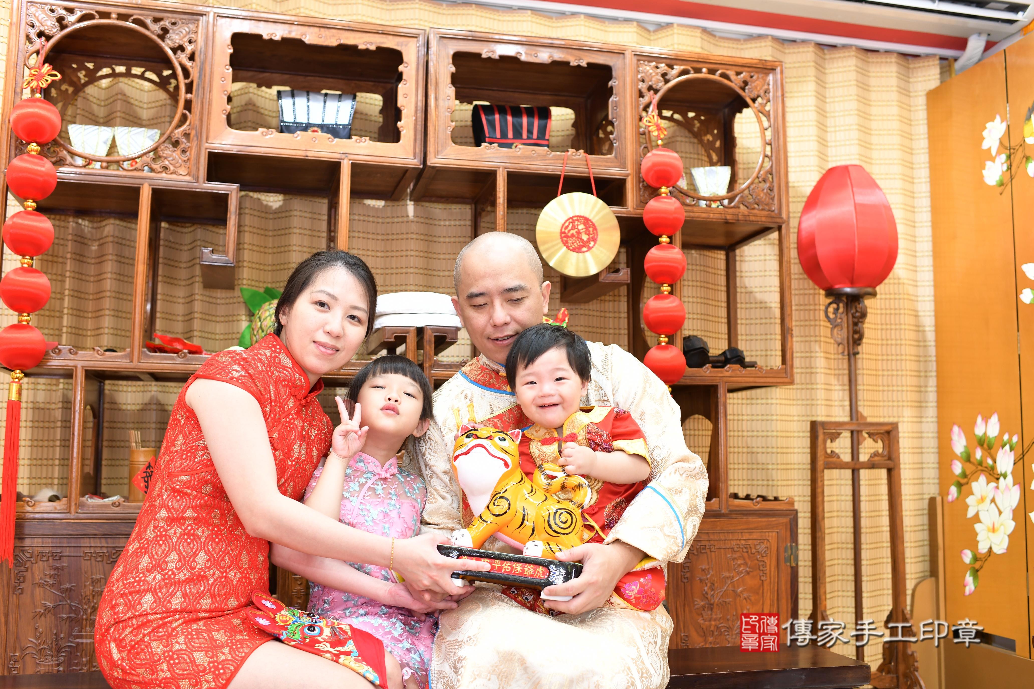 傳家手工印章台南店、抓周、度脺、中國風會場、傳家嬰兒古禮、吉祥話、抓周道具物品24種、拍照。抓周證書。寶寶抓周、滿周歲、生日快樂、祝福