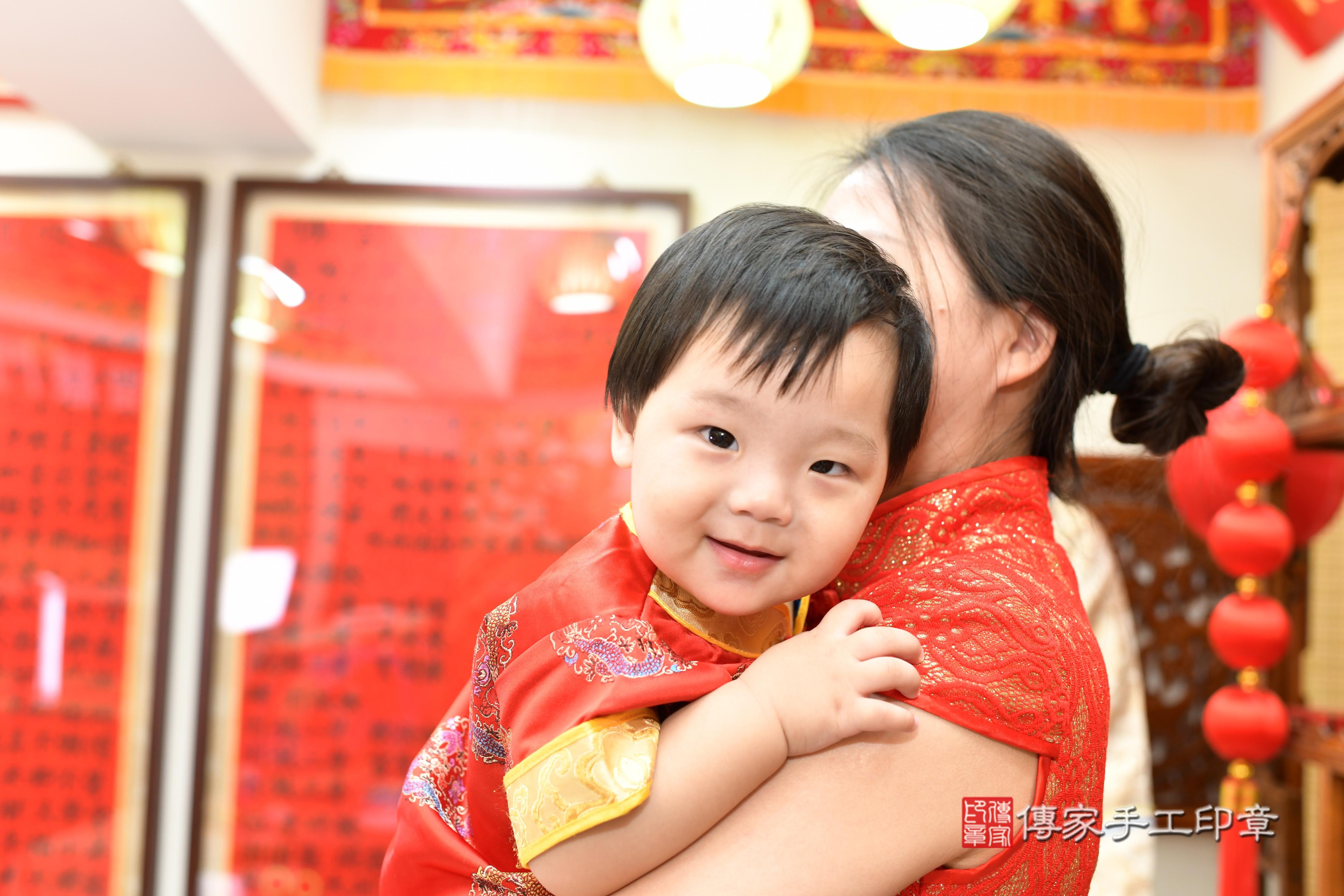 傳家手工印章台南店、抓周、度脺、中國風會場、傳家嬰兒古禮、吉祥話、抓周道具物品24種、拍照。抓周證書。寶寶抓周、滿周歲、生日快樂、祝福