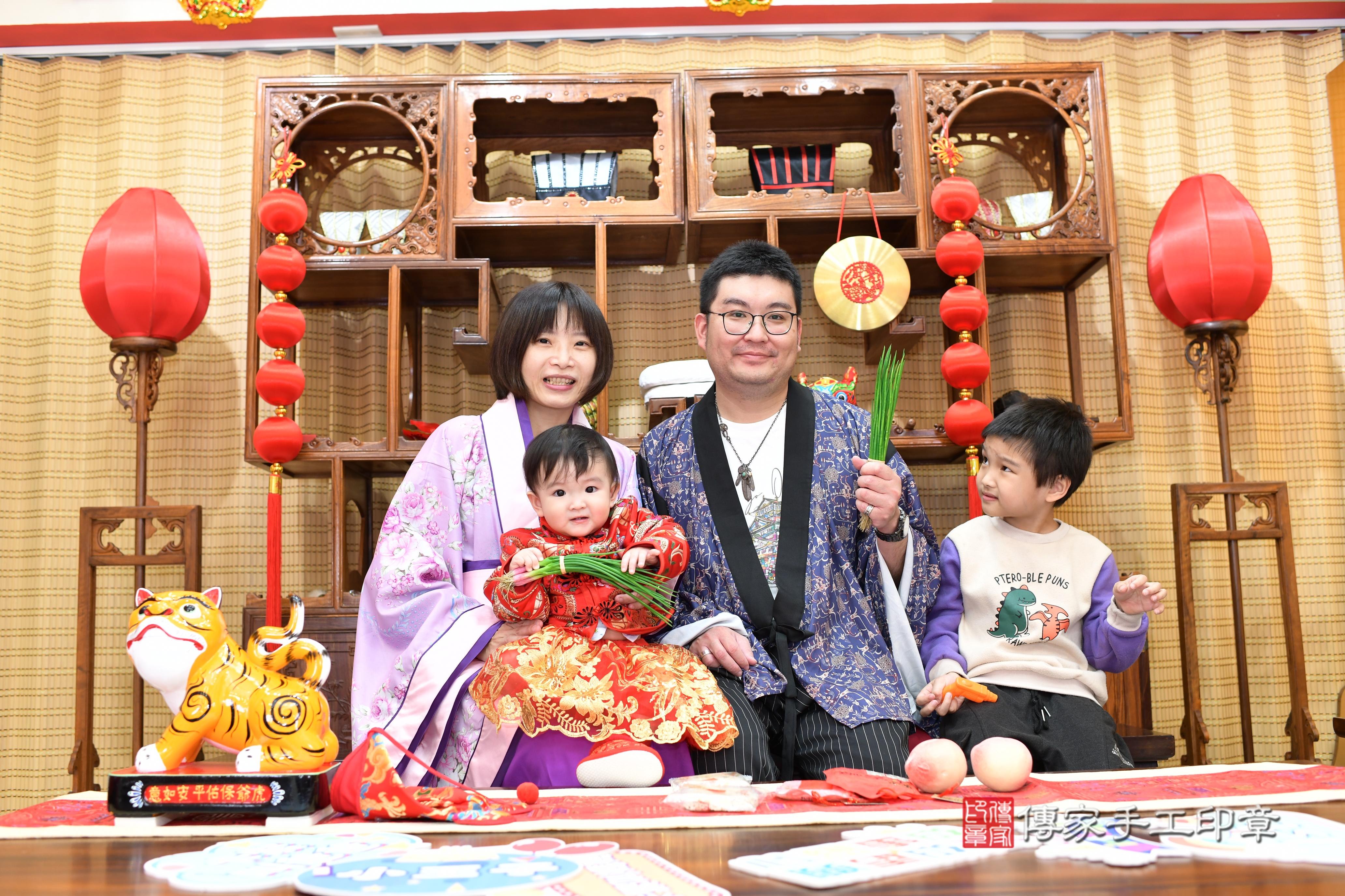 傳家手工印章台南店、抓周、度脺、中國風會場、傳家嬰兒古禮、吉祥話、抓周道具物品24種、拍照。抓周證書。寶寶抓周、滿周歲、生日快樂、祝福