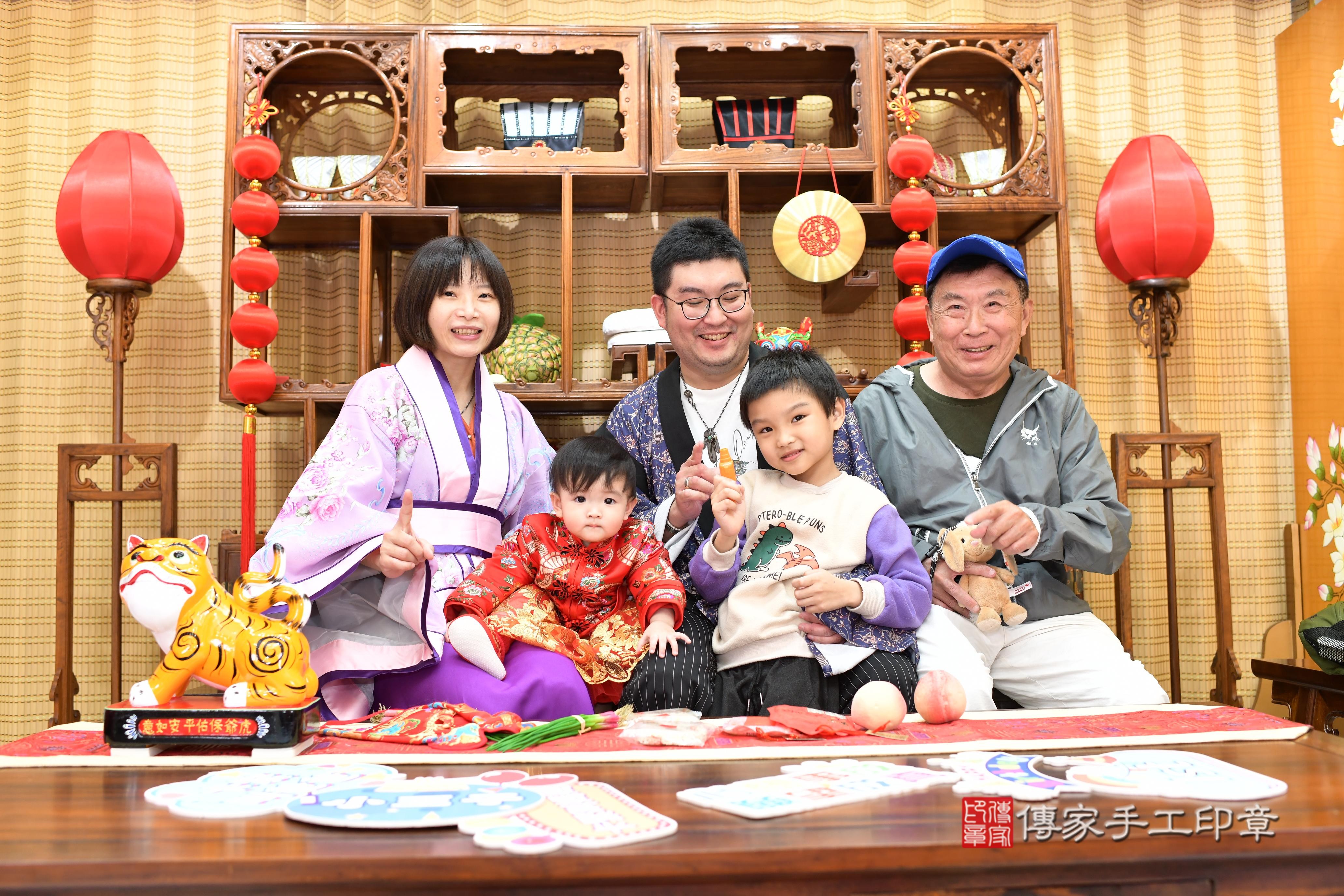 傳家手工印章台南店、抓周、度脺、中國風會場、傳家嬰兒古禮、吉祥話、抓周道具物品24種、拍照。抓周證書。寶寶抓周、滿周歲、生日快樂、祝福