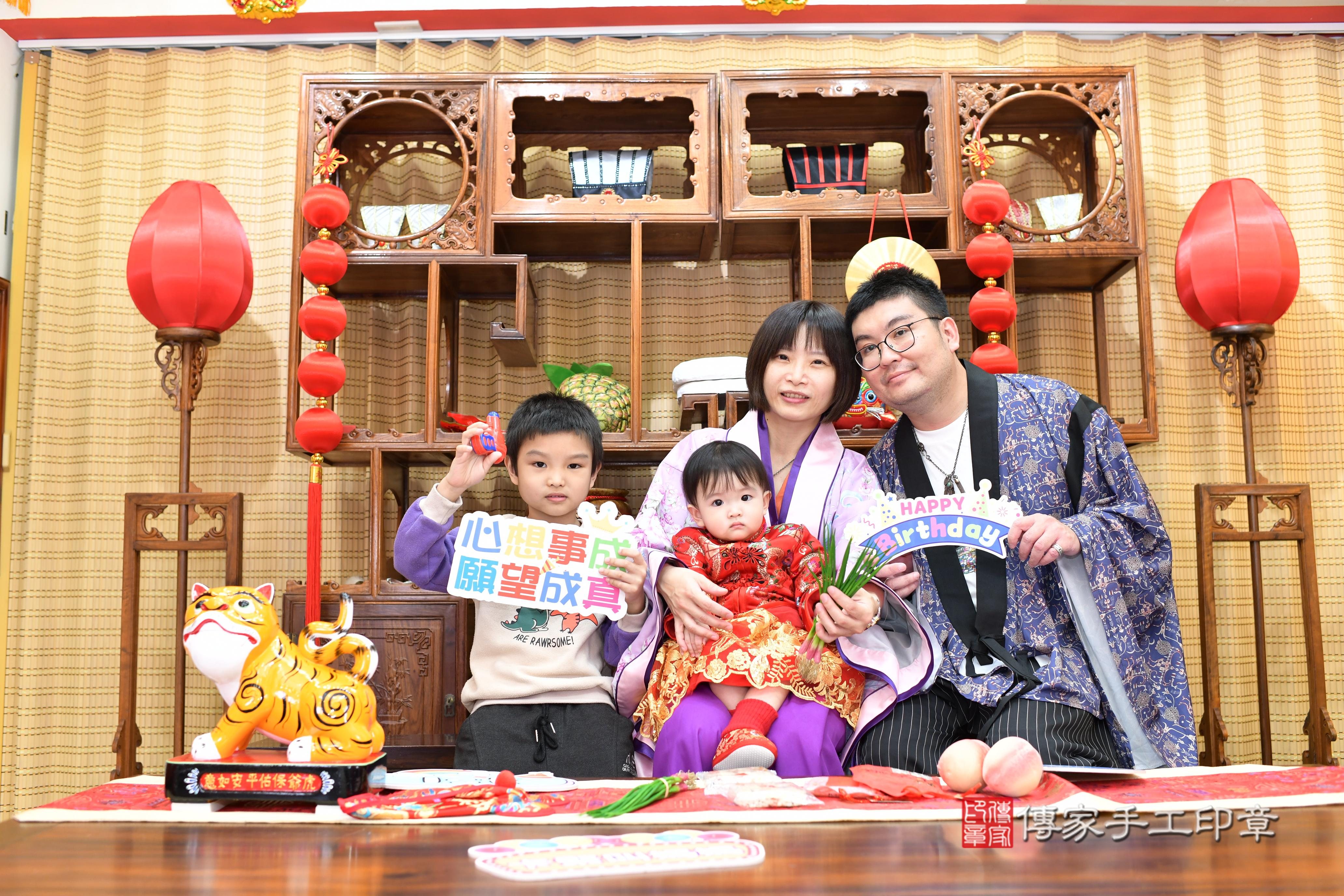 傳家手工印章台南店、抓周、度脺、中國風會場、傳家嬰兒古禮、吉祥話、抓周道具物品24種、拍照。抓周證書。寶寶抓周、滿周歲、生日快樂、祝福