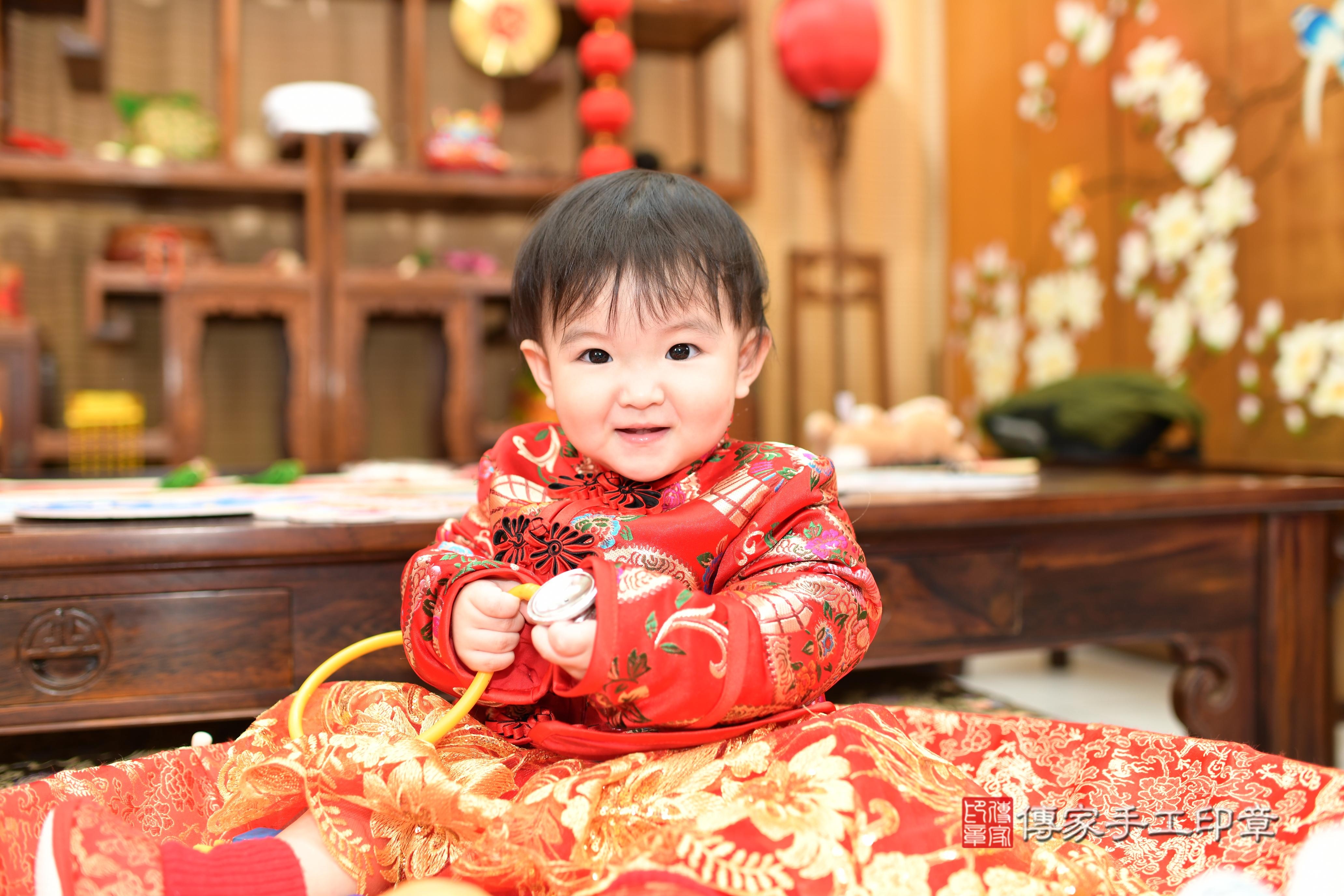 傳家手工印章台南店、抓周、度脺、中國風會場、傳家嬰兒古禮、吉祥話、抓周道具物品24種、拍照。抓周證書。寶寶抓周、滿周歲、生日快樂、祝福