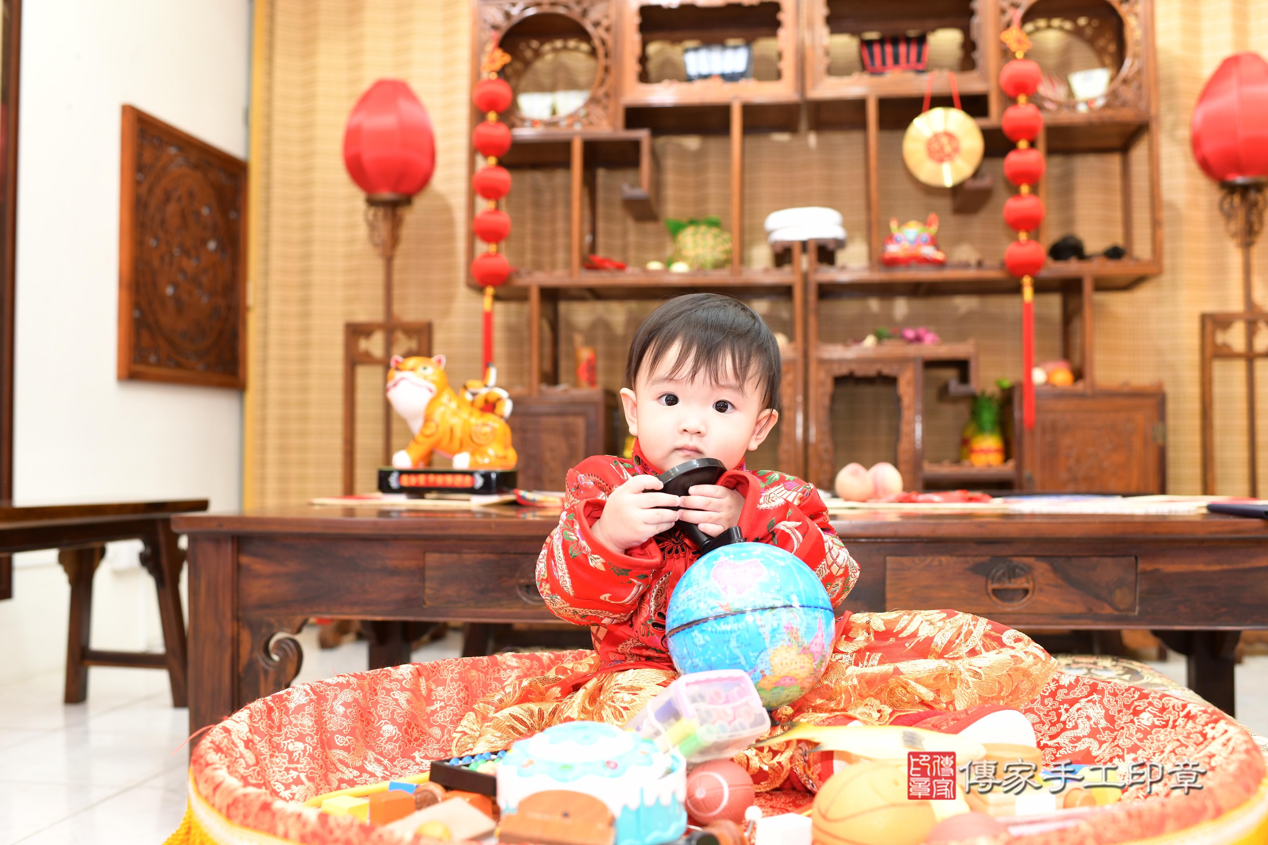 傳家手工印章台南店、抓周、度脺、中國風會場、傳家嬰兒古禮、吉祥話、抓周道具物品24種、拍照。抓周證書。寶寶抓周、滿周歲、生日快樂、祝福