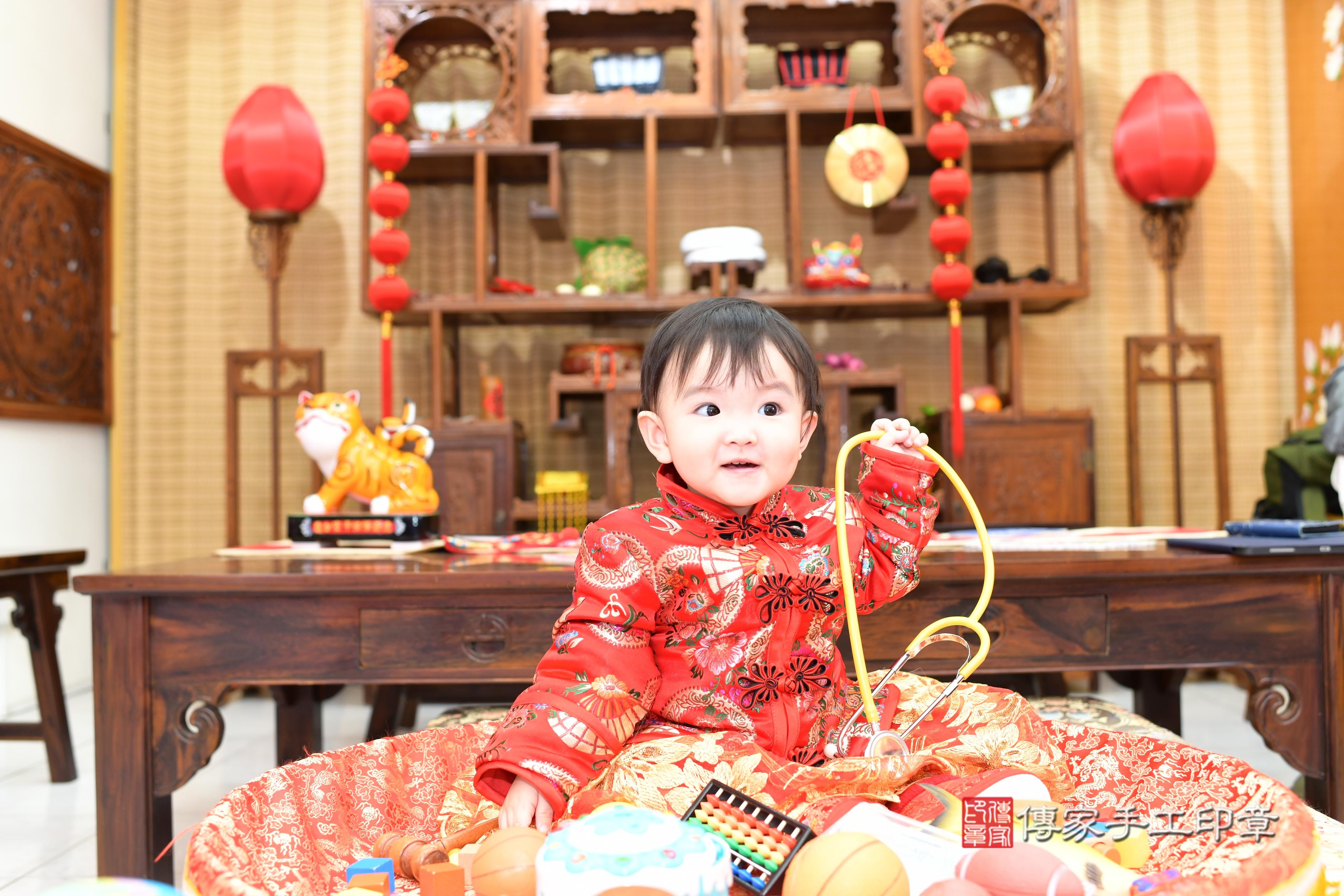 傳家手工印章台南店、抓周、度脺、中國風會場、傳家嬰兒古禮、吉祥話、抓周道具物品24種、拍照。抓周證書。寶寶抓周、滿周歲、生日快樂、祝福