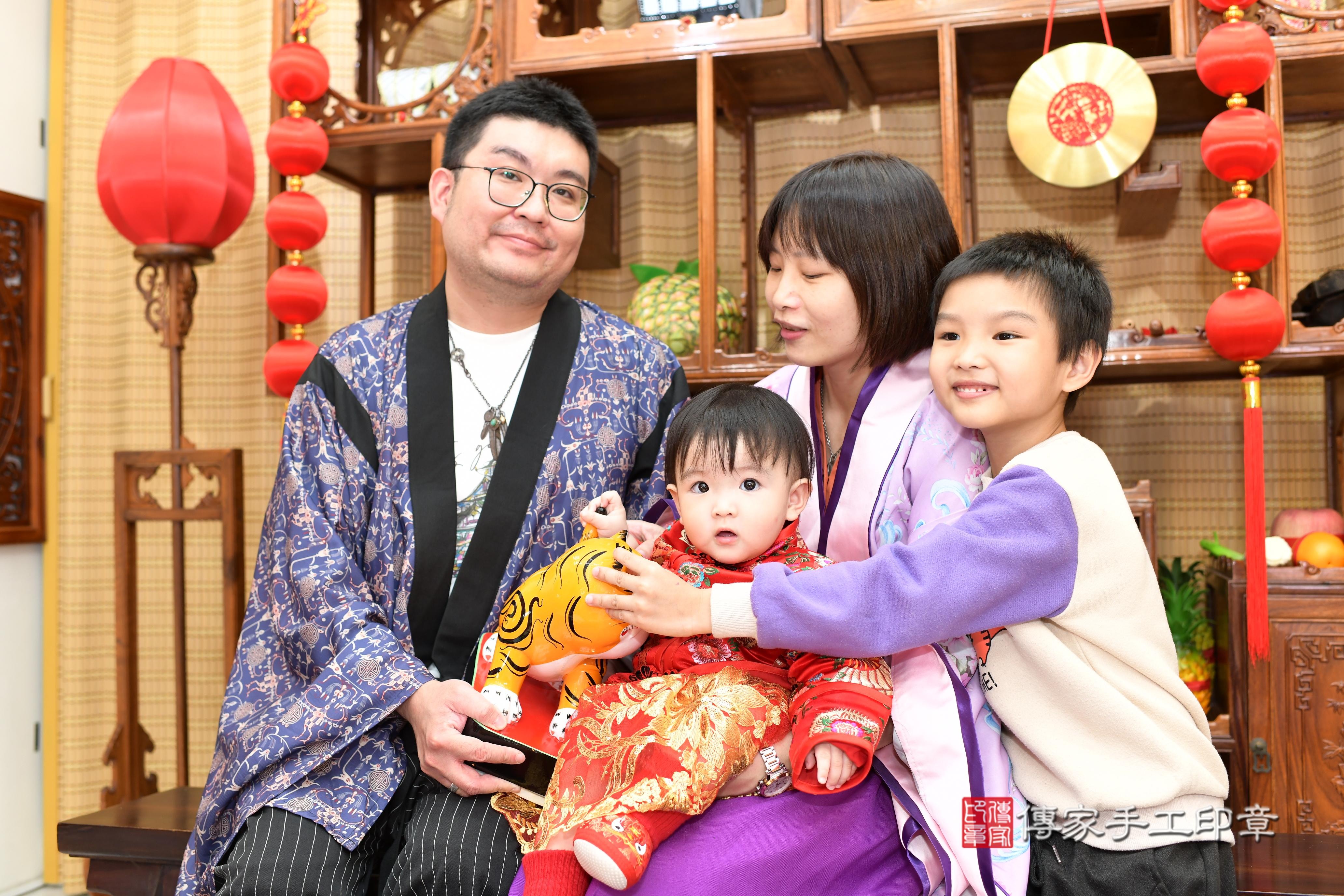 傳家手工印章台南店、抓周、度脺、中國風會場、傳家嬰兒古禮、吉祥話、抓周道具物品24種、拍照。抓周證書。寶寶抓周、滿周歲、生日快樂、祝福
