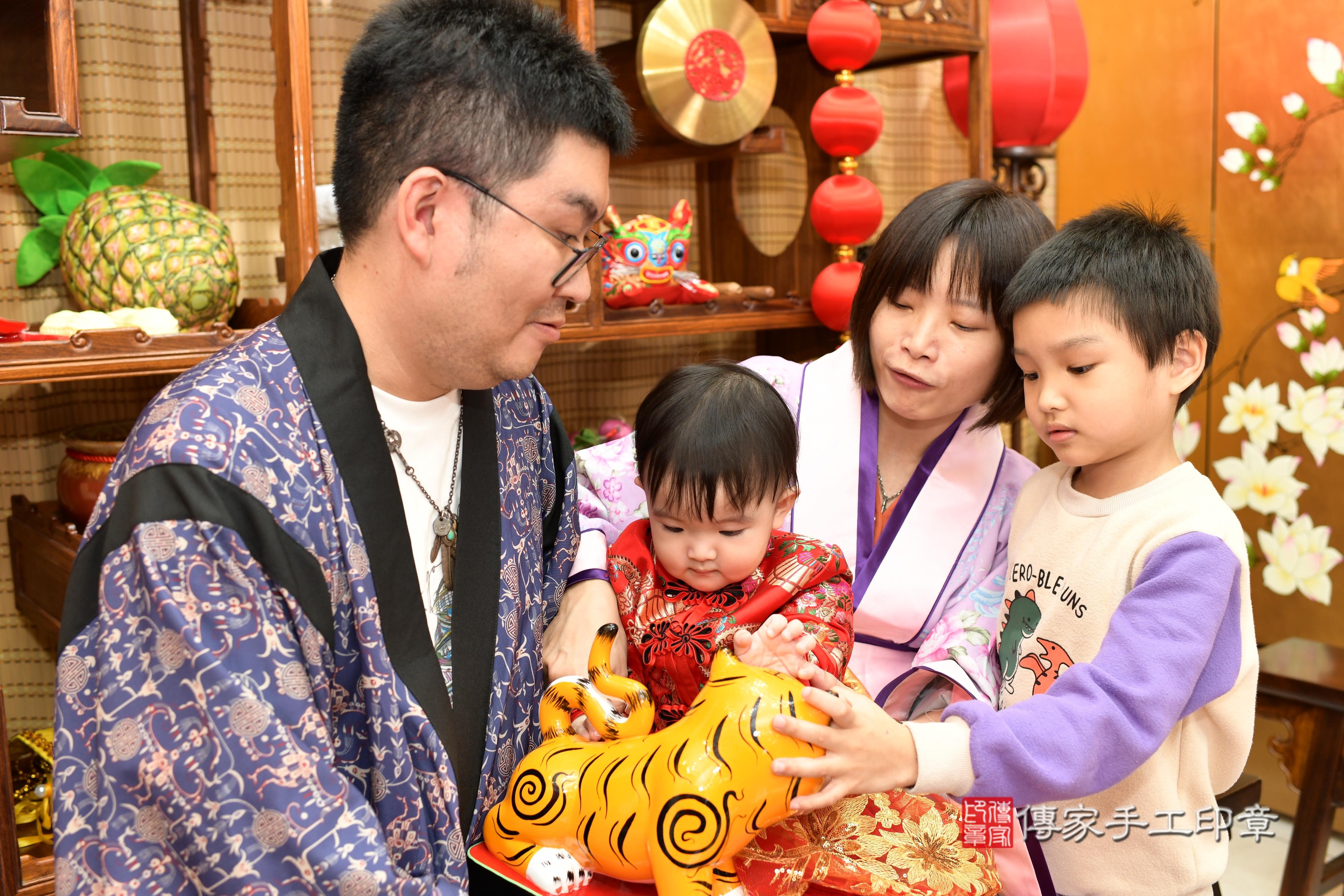 傳家手工印章台南店、抓周、度脺、中國風會場、傳家嬰兒古禮、吉祥話、抓周道具物品24種、拍照。抓周證書。寶寶抓周、滿周歲、生日快樂、祝福
