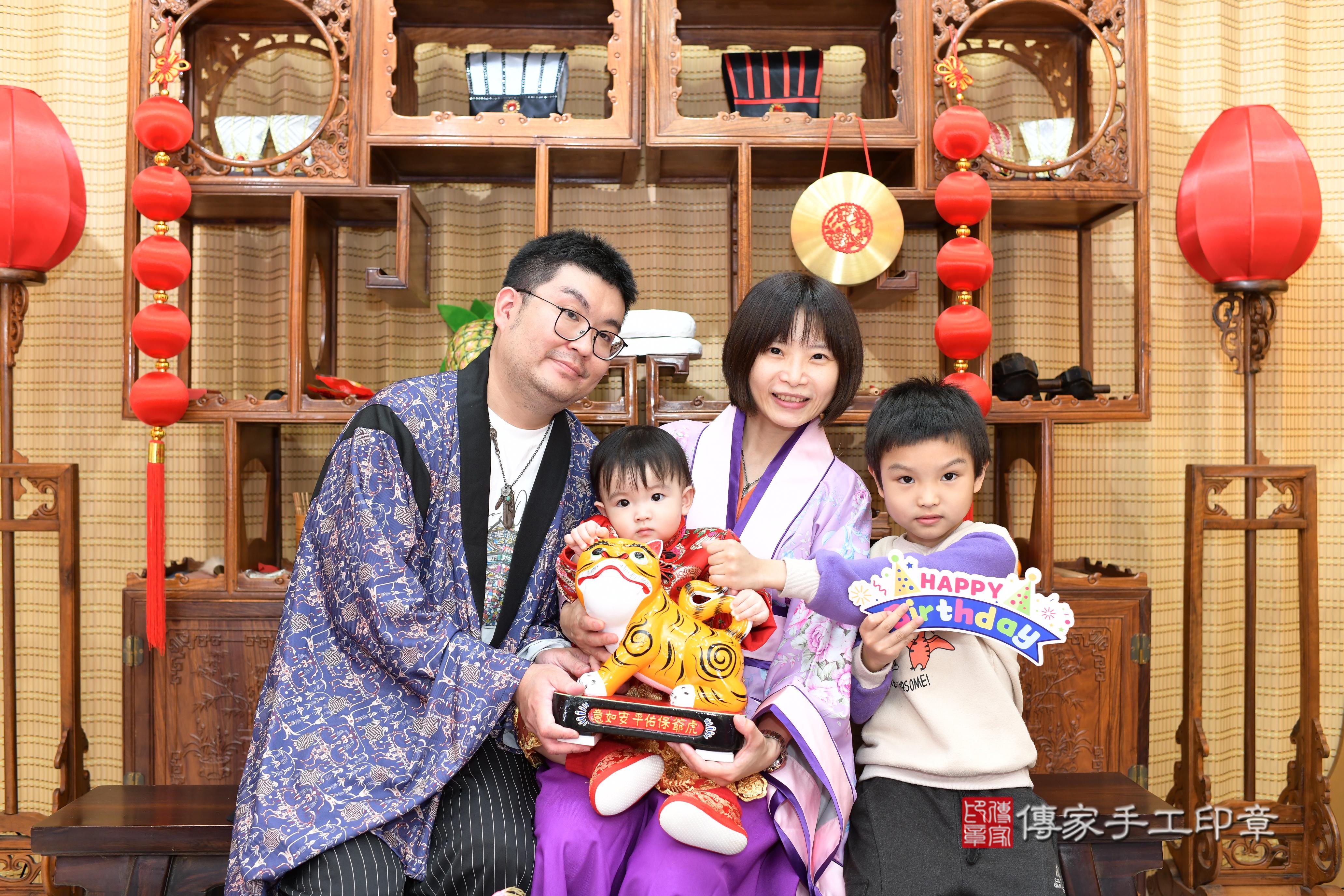 傳家手工印章台南店、抓周、度脺、中國風會場、傳家嬰兒古禮、吉祥話、抓周道具物品24種、拍照。抓周證書。寶寶抓周、滿周歲、生日快樂、祝福