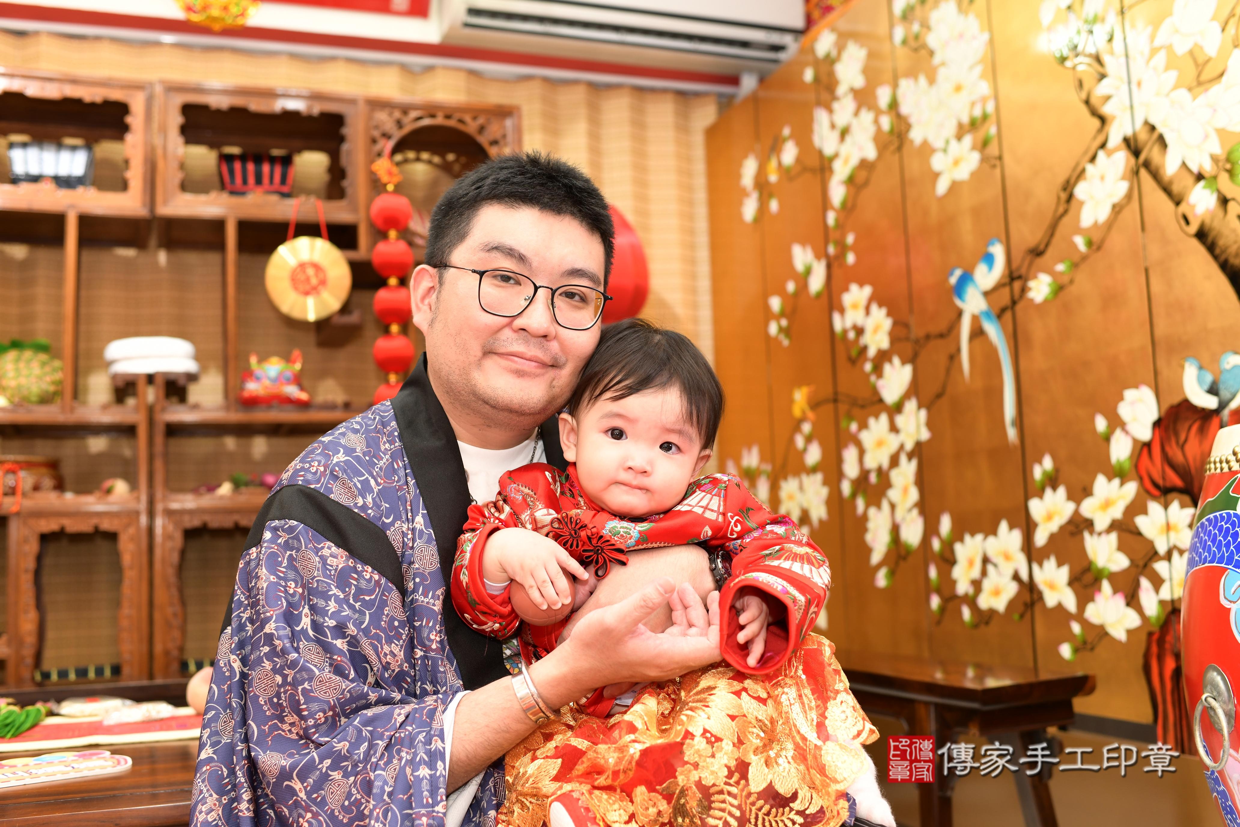 傳家手工印章台南店、抓周、度脺、中國風會場、傳家嬰兒古禮、吉祥話、抓周道具物品24種、拍照。抓周證書。寶寶抓周、滿周歲、生日快樂、祝福