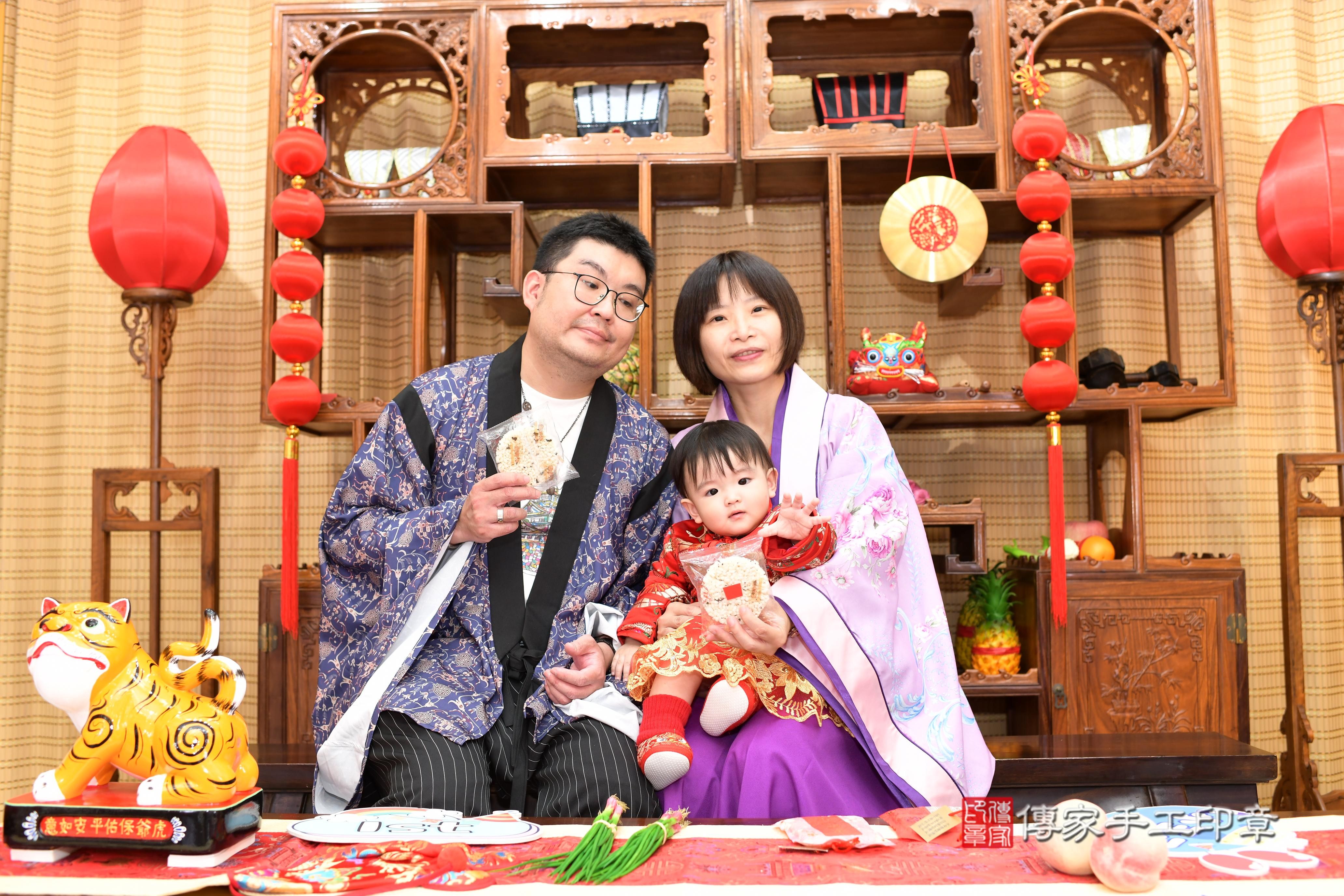 傳家手工印章台南店、抓周、度脺、中國風會場、傳家嬰兒古禮、吉祥話、抓周道具物品24種、拍照。抓周證書。寶寶抓周、滿周歲、生日快樂、祝福