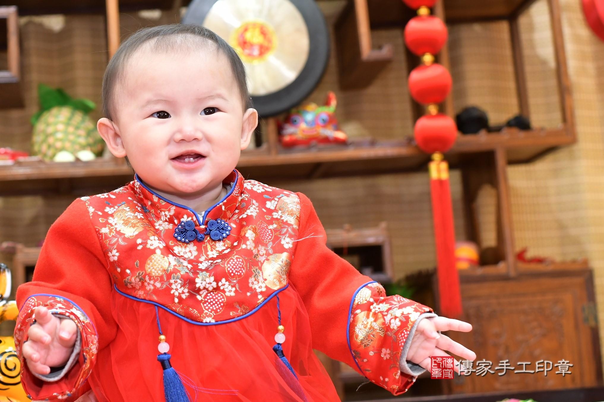 傳家手工印章台南店、抓周、度脺、中國風會場、傳家嬰兒古禮、吉祥話、抓周道具物品24種、拍照。抓周證書。寶寶抓周、滿周歲、生日快樂、祝福