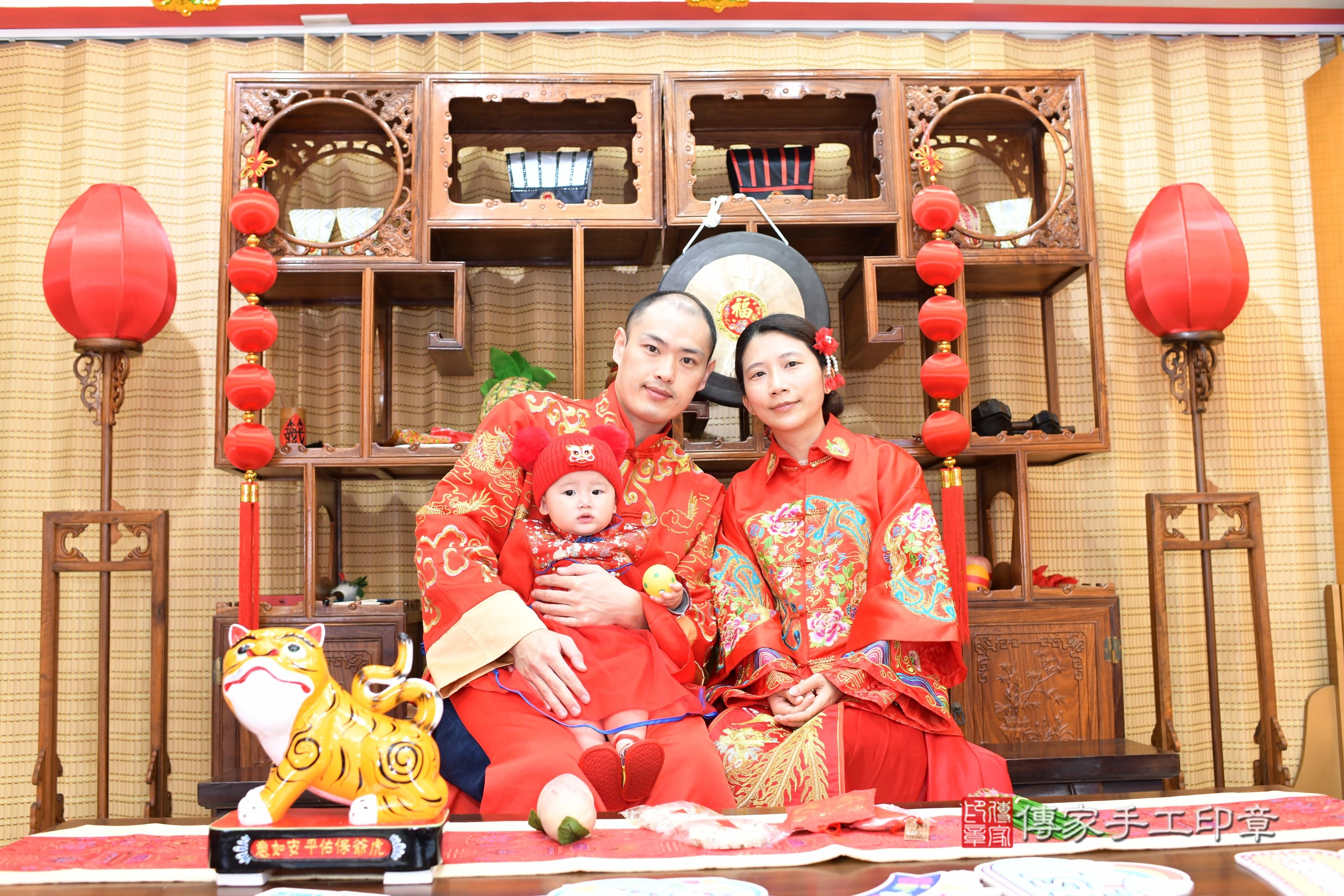 傳家手工印章台南店、抓周、度脺、中國風會場、傳家嬰兒古禮、吉祥話、抓周道具物品24種、拍照。抓周證書。寶寶抓周、滿周歲、生日快樂、祝福