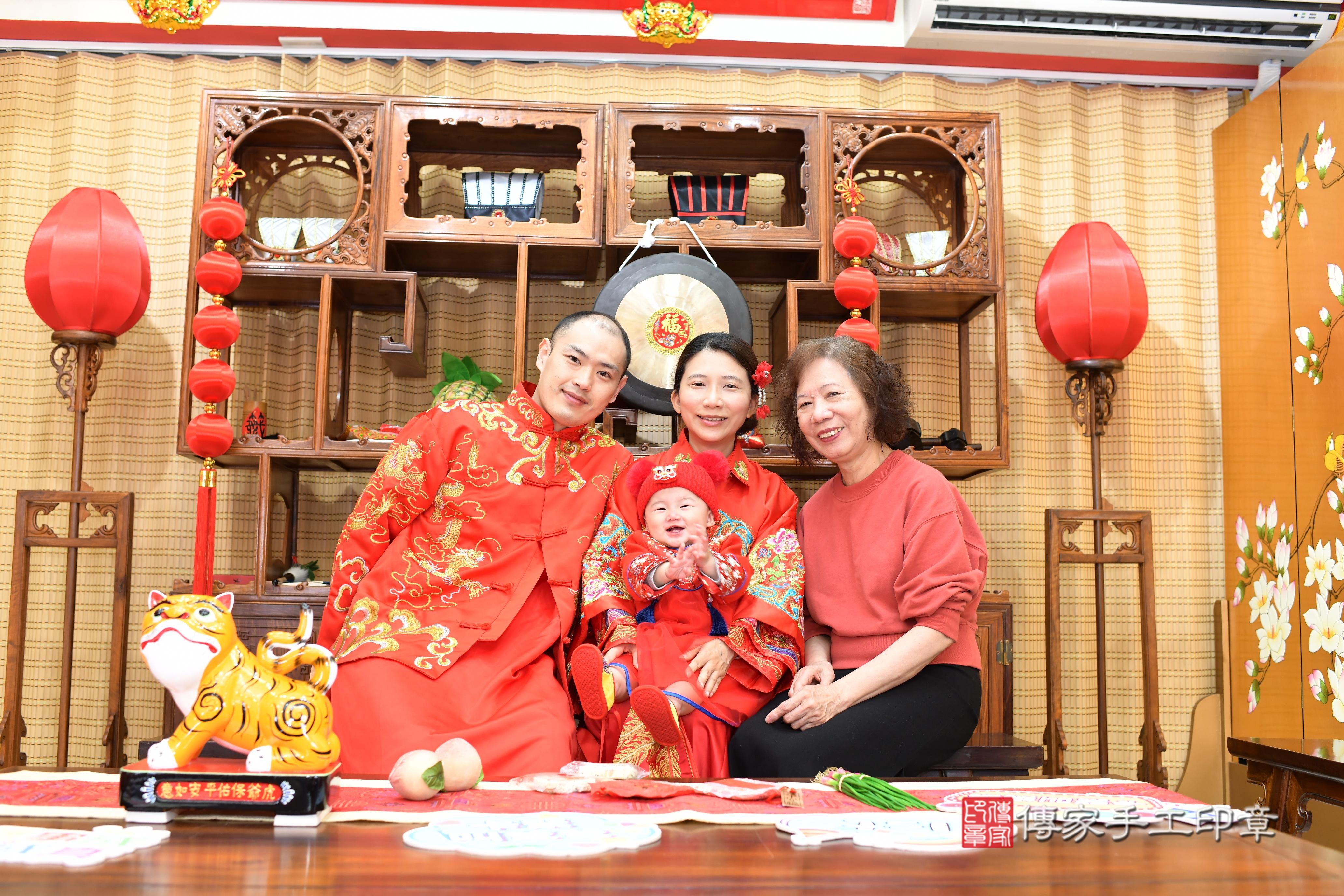 傳家手工印章台南店、抓周、度脺、中國風會場、傳家嬰兒古禮、吉祥話、抓周道具物品24種、拍照。抓周證書。寶寶抓周、滿周歲、生日快樂、祝福