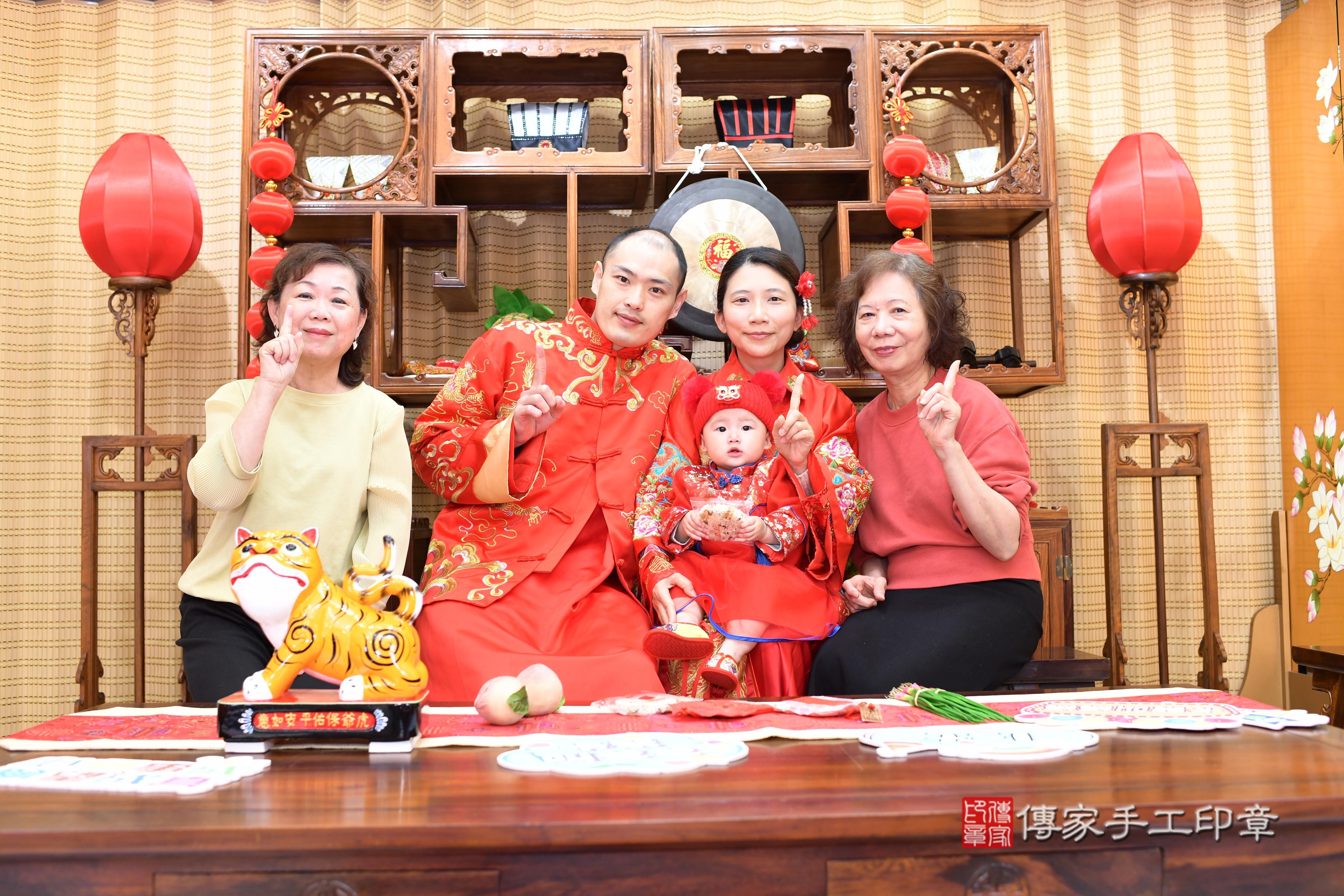 傳家手工印章台南店、抓周、度脺、中國風會場、傳家嬰兒古禮、吉祥話、抓周道具物品24種、拍照。抓周證書。寶寶抓周、滿周歲、生日快樂、祝福