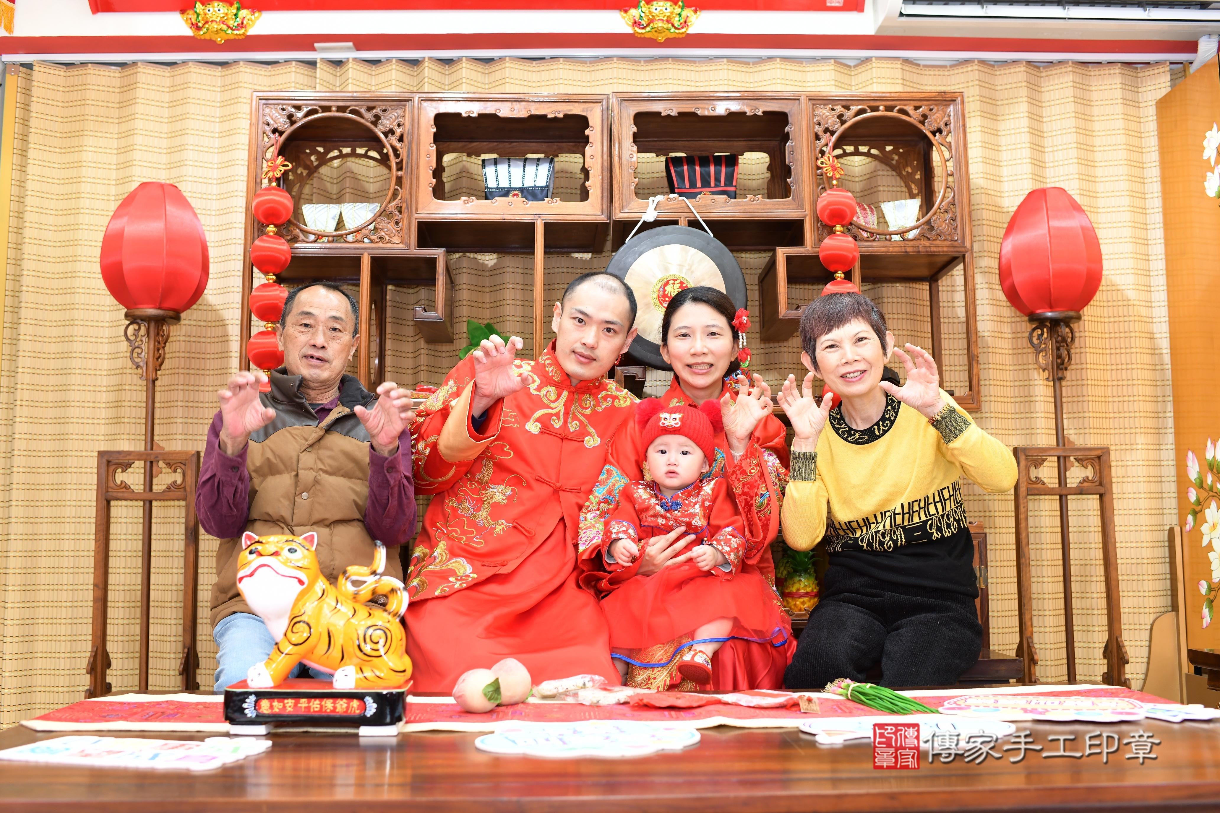傳家手工印章台南店、抓周、度脺、中國風會場、傳家嬰兒古禮、吉祥話、抓周道具物品24種、拍照。抓周證書。寶寶抓周、滿周歲、生日快樂、祝福