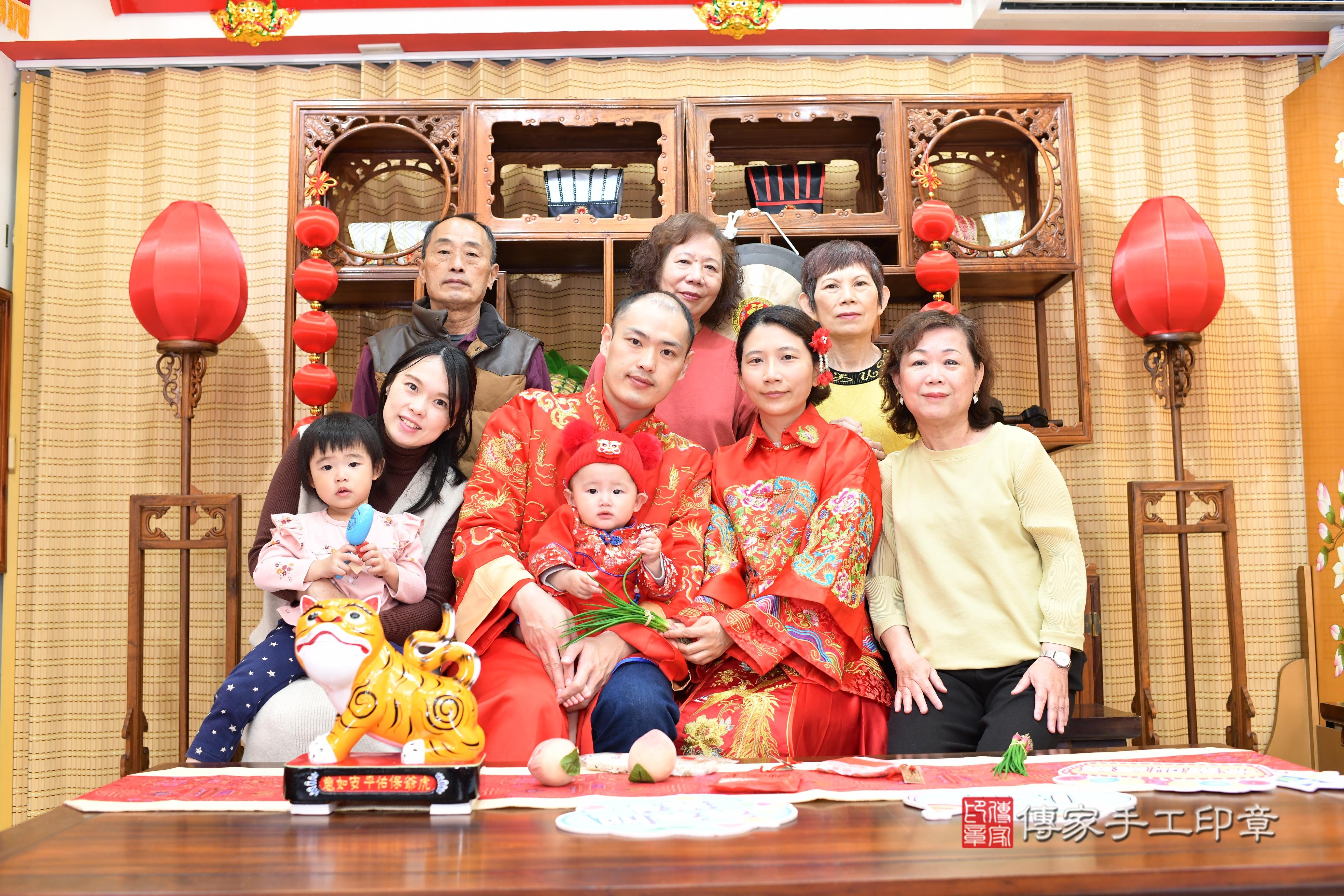 傳家手工印章台南店、抓周、度脺、中國風會場、傳家嬰兒古禮、吉祥話、抓周道具物品24種、拍照。抓周證書。寶寶抓周、滿周歲、生日快樂、祝福