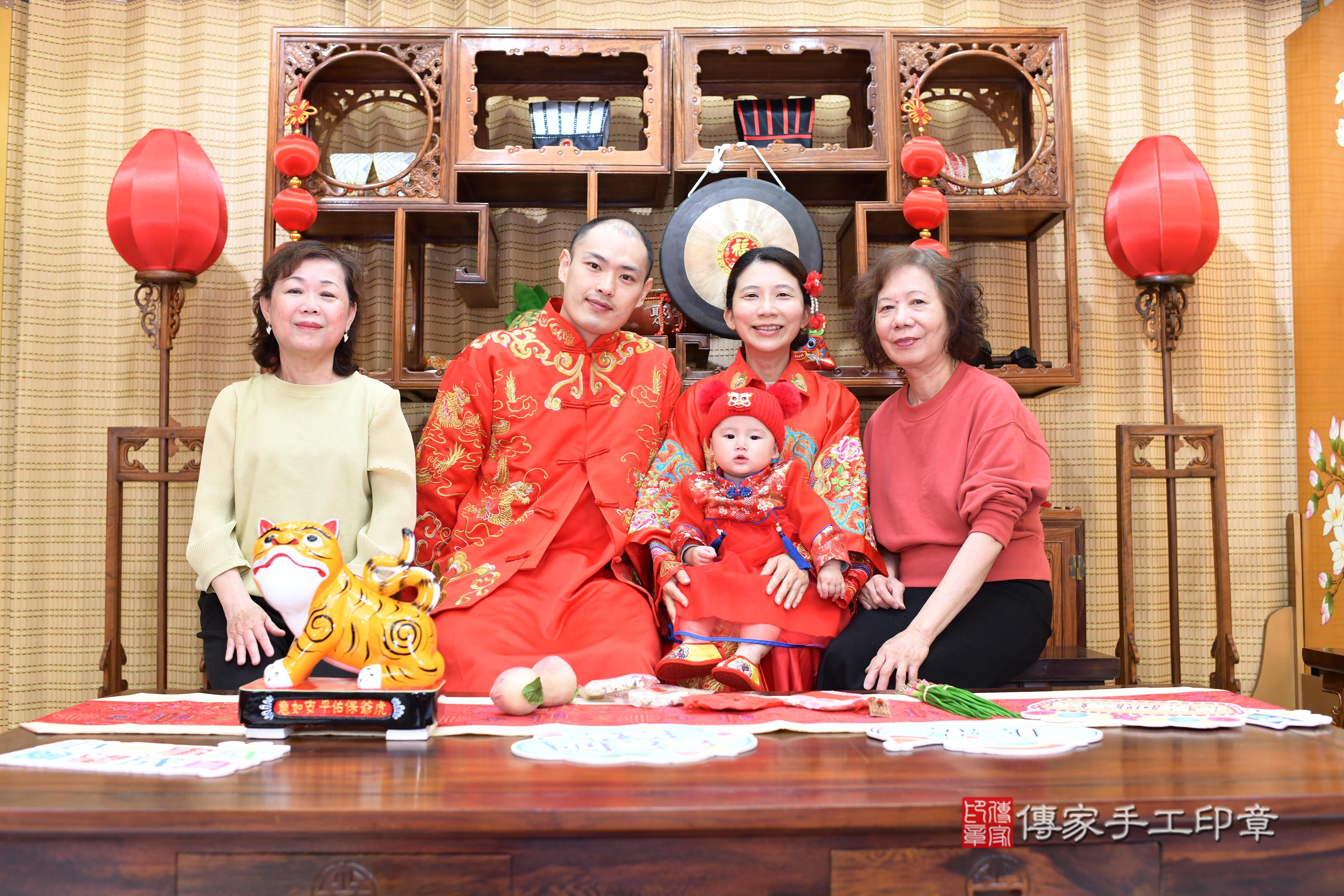傳家手工印章台南店、抓周、度脺、中國風會場、傳家嬰兒古禮、吉祥話、抓周道具物品24種、拍照。抓周證書。寶寶抓周、滿周歲、生日快樂、祝福