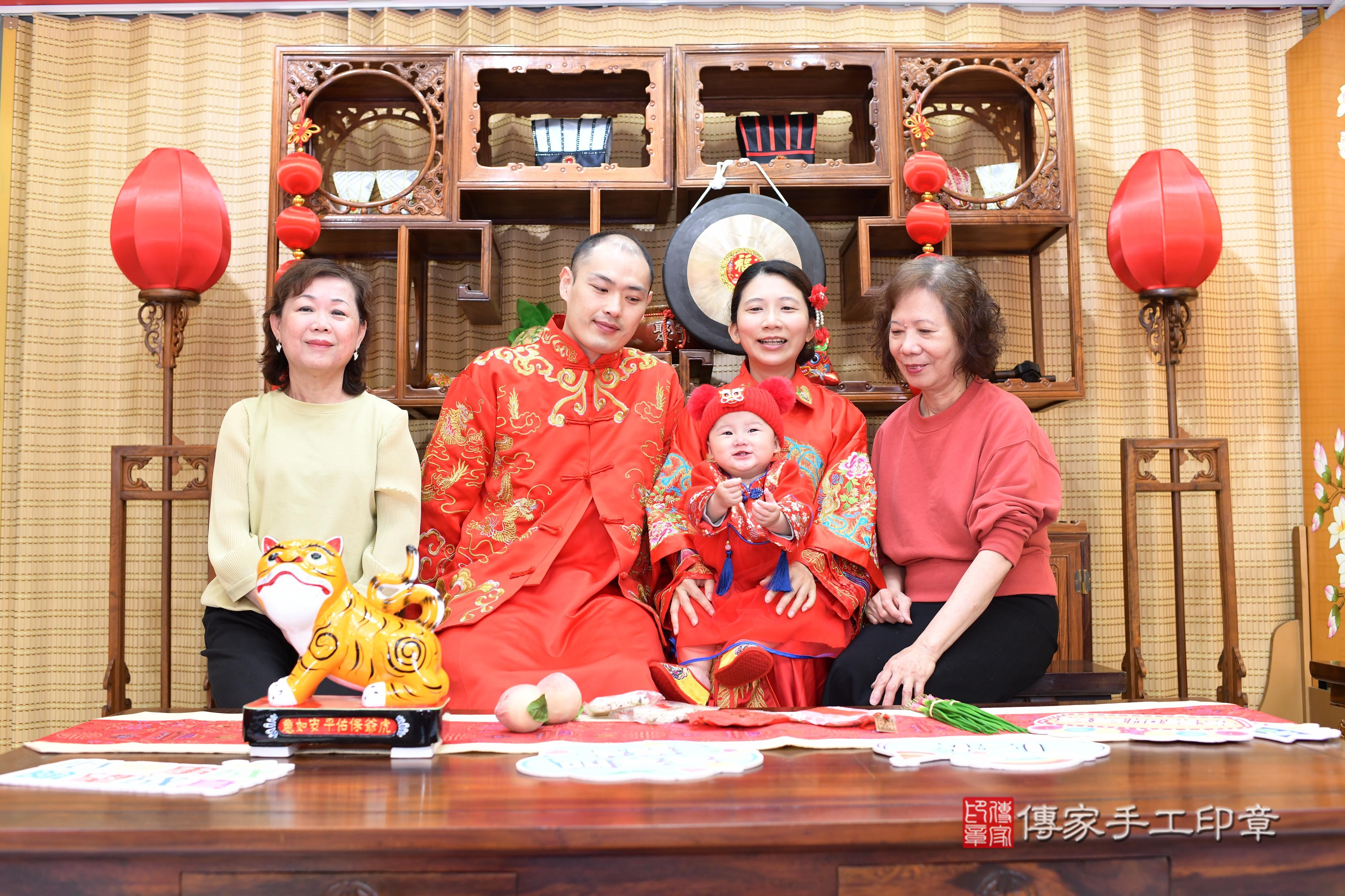 傳家手工印章台南店、抓周、度脺、中國風會場、傳家嬰兒古禮、吉祥話、抓周道具物品24種、拍照。抓周證書。寶寶抓周、滿周歲、生日快樂、祝福