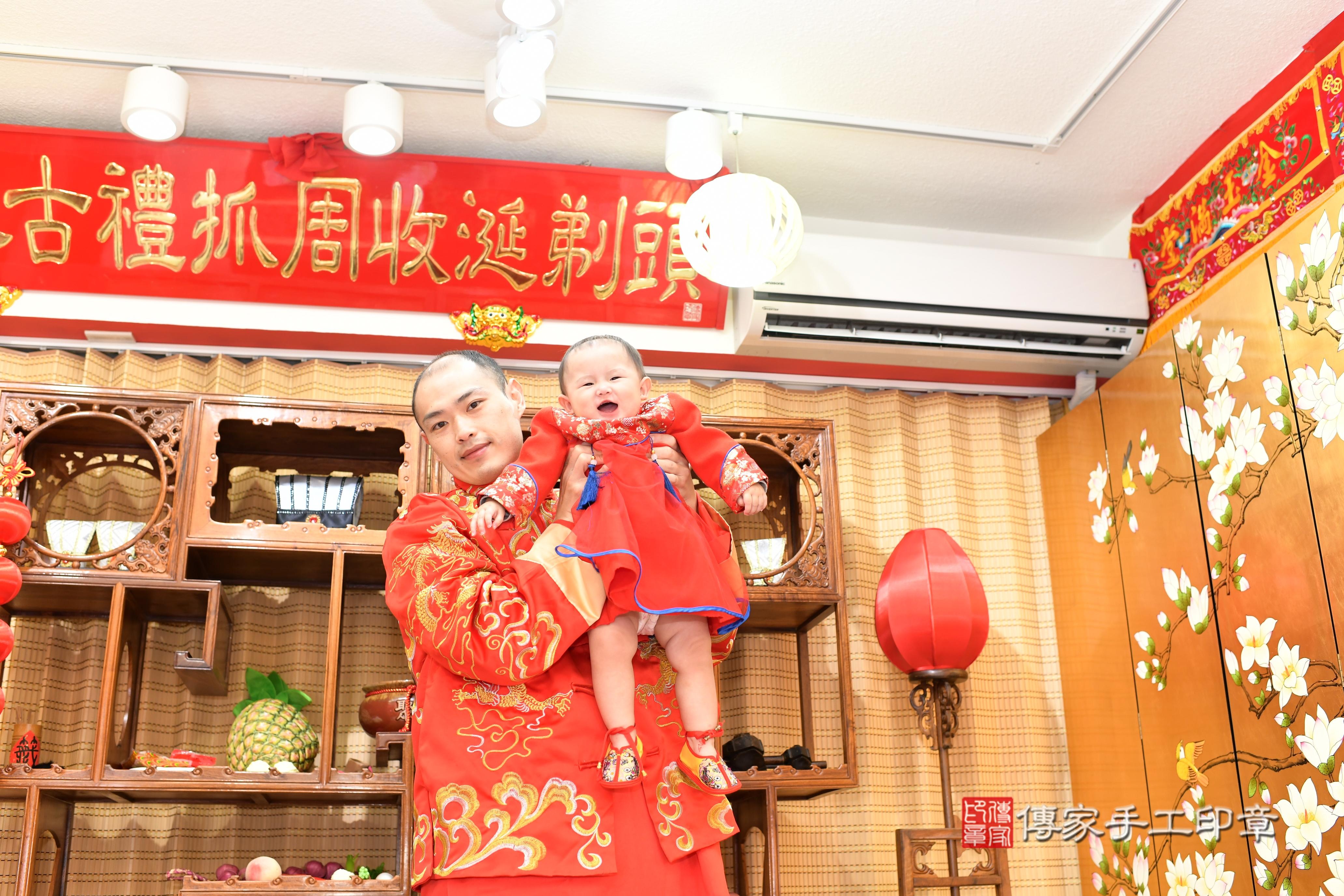 傳家手工印章台南店、抓周、度脺、中國風會場、傳家嬰兒古禮、吉祥話、抓周道具物品24種、拍照。抓周證書。寶寶抓周、滿周歲、生日快樂、祝福
