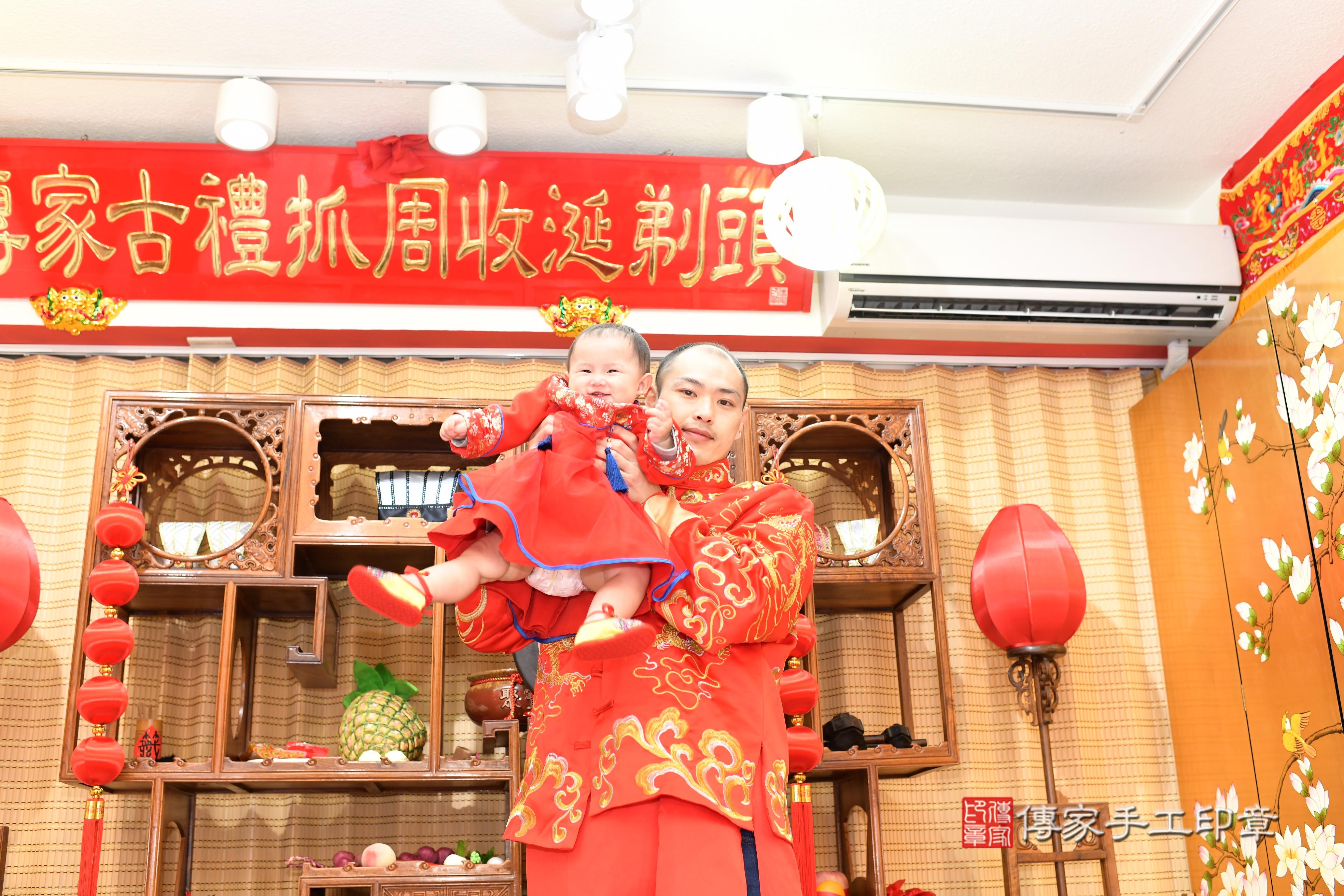 傳家手工印章台南店、抓周、度脺、中國風會場、傳家嬰兒古禮、吉祥話、抓周道具物品24種、拍照。抓周證書。寶寶抓周、滿周歲、生日快樂、祝福