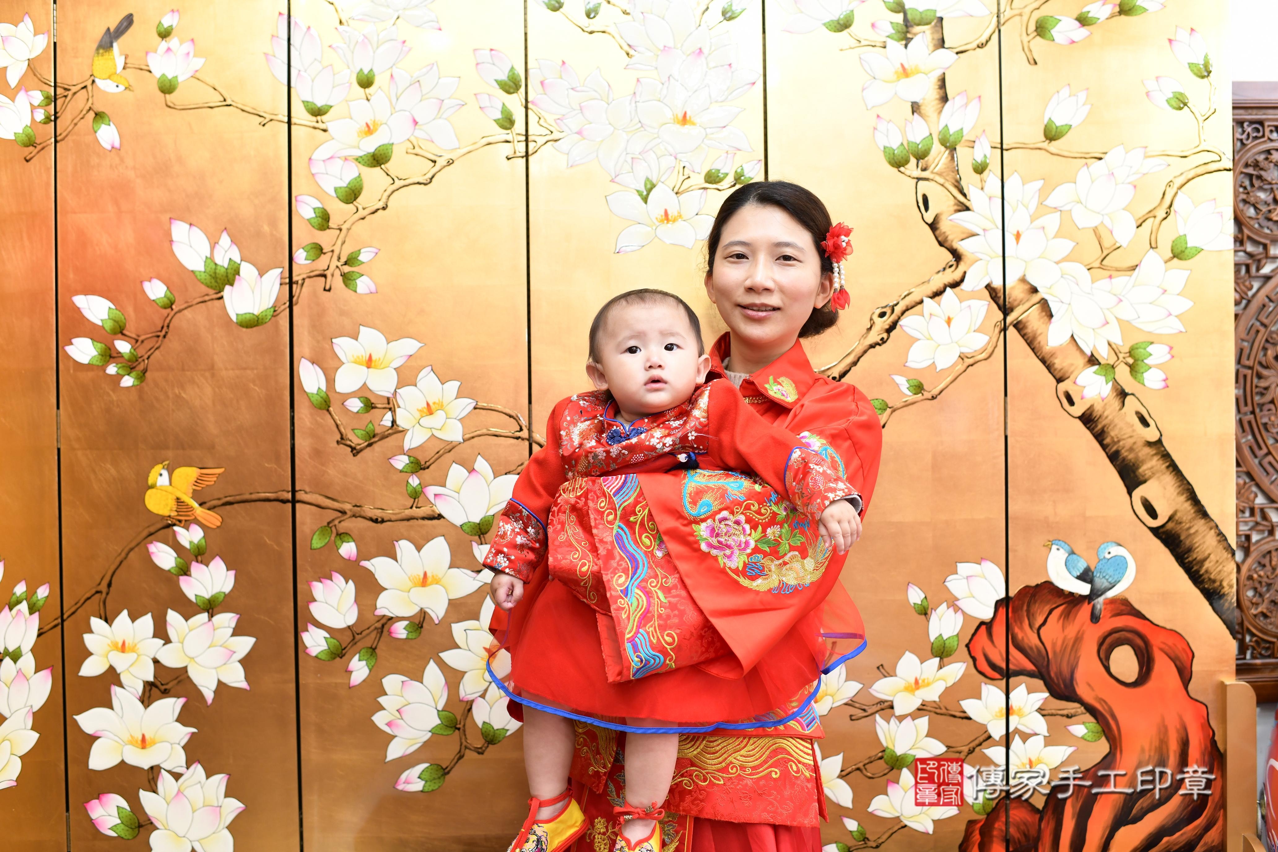 傳家手工印章台南店、抓周、度脺、中國風會場、傳家嬰兒古禮、吉祥話、抓周道具物品24種、拍照。抓周證書。寶寶抓周、滿周歲、生日快樂、祝福