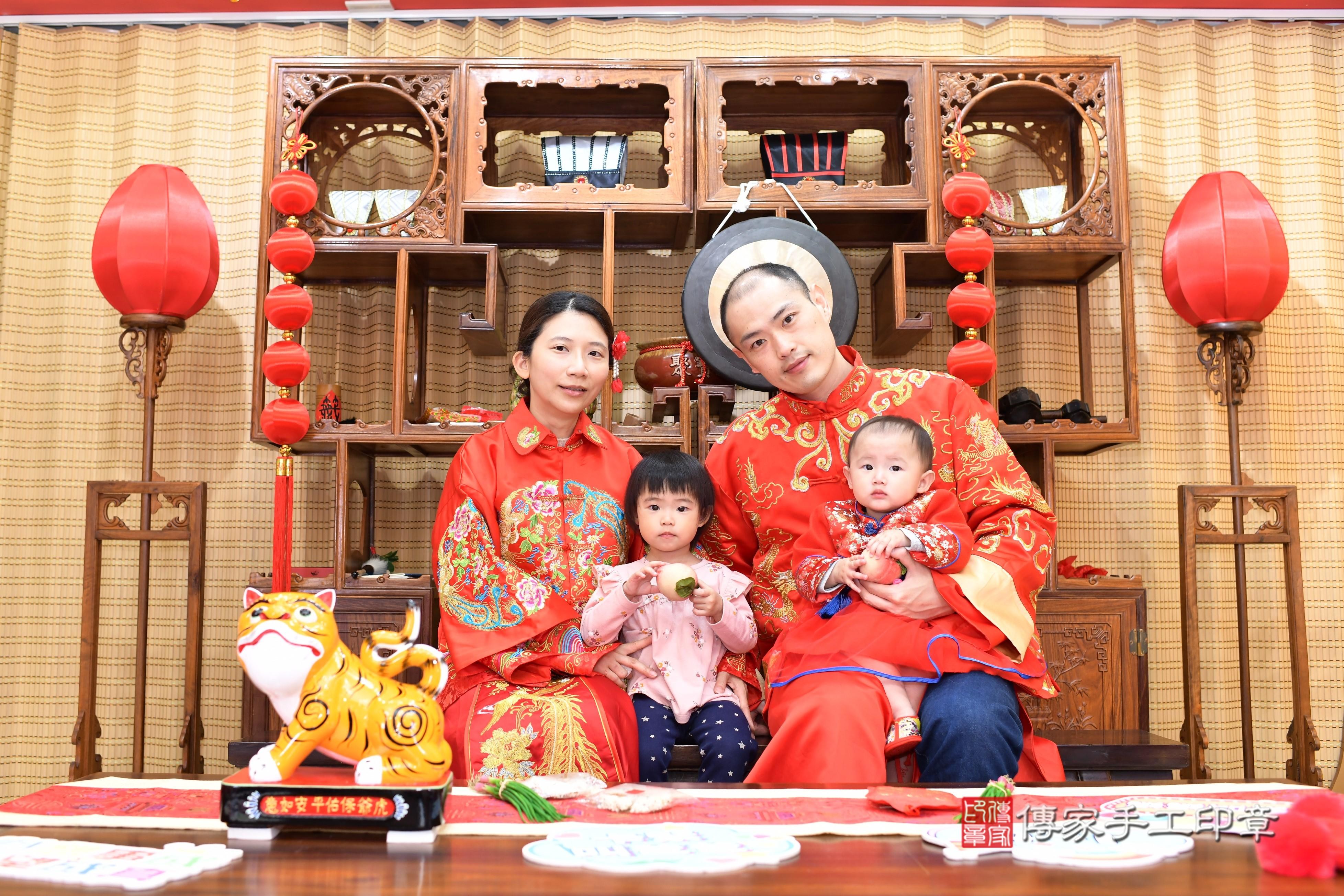 傳家手工印章台南店、抓周、度脺、中國風會場、傳家嬰兒古禮、吉祥話、抓周道具物品24種、拍照。抓周證書。寶寶抓周、滿周歲、生日快樂、祝福