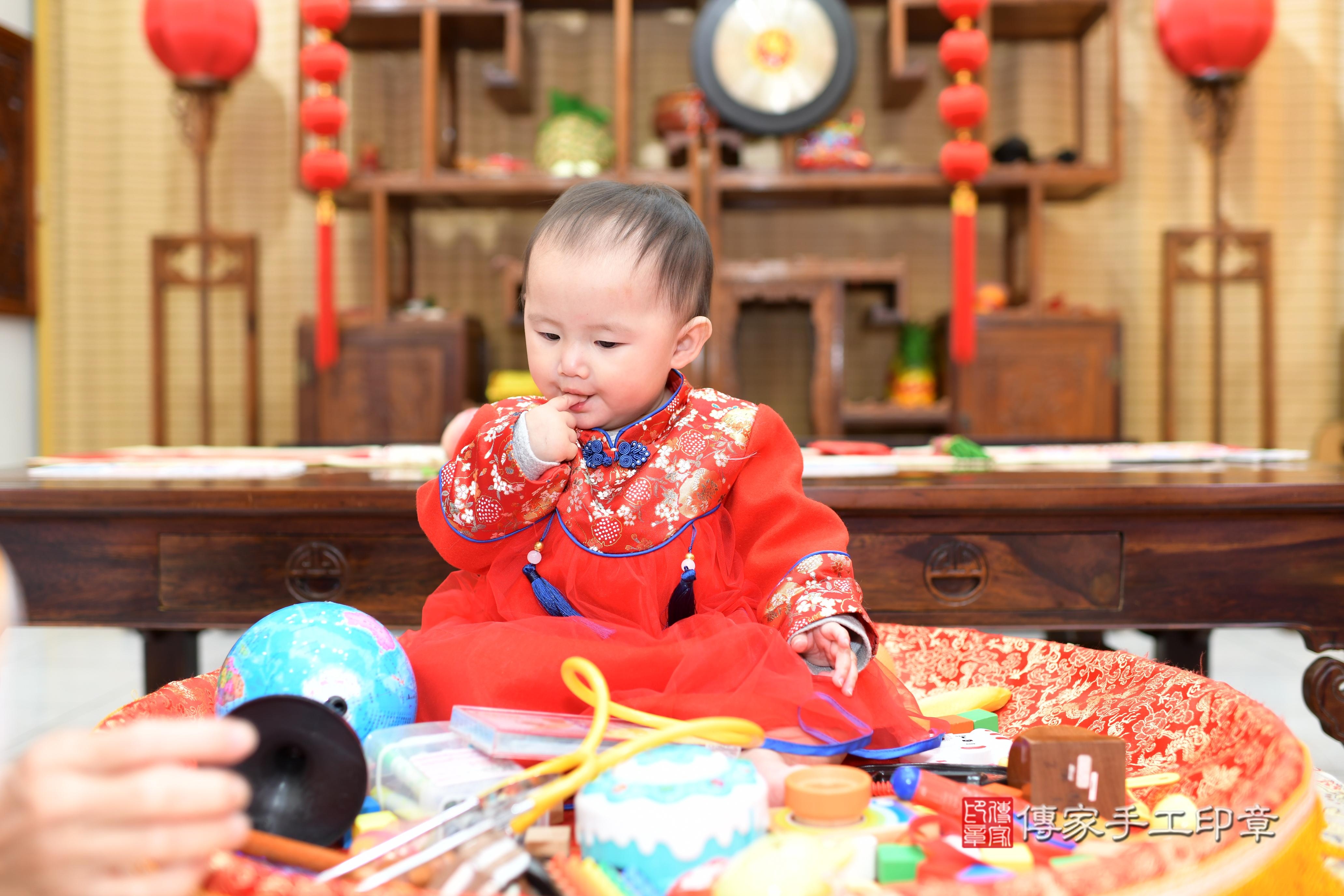 傳家手工印章台南店、抓周、度脺、中國風會場、傳家嬰兒古禮、吉祥話、抓周道具物品24種、拍照。抓周證書。寶寶抓周、滿周歲、生日快樂、祝福